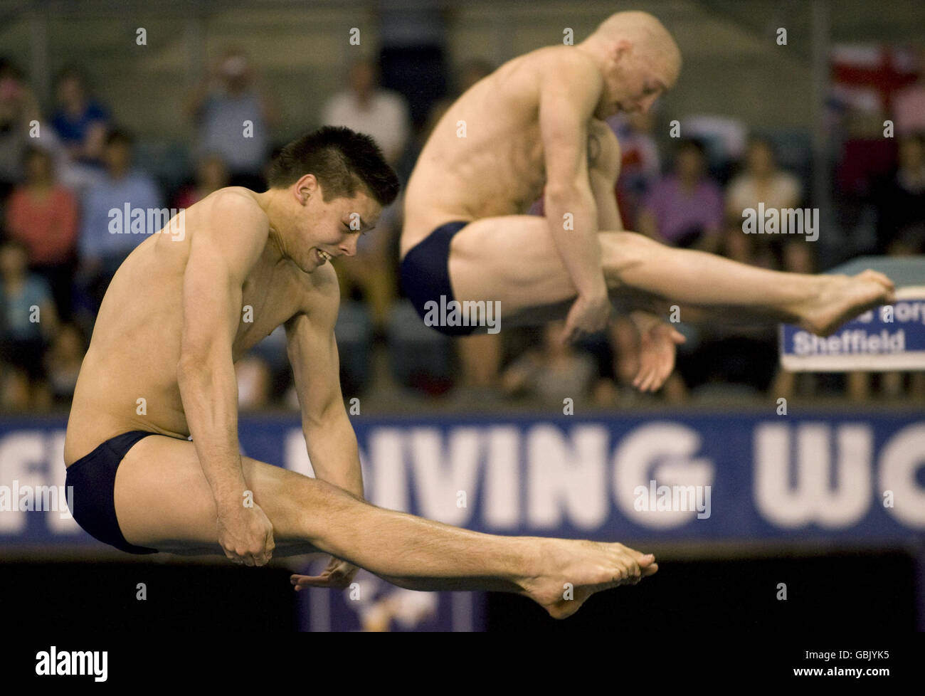 Il Gran Bretagna ben Swain e Nicholas Robinson-Baker si sono recati a vincere il bronzo durante il Synchro da 3 m maschile durante la fina Diving World Series a Ponds Forge, Sheffield. Foto Stock