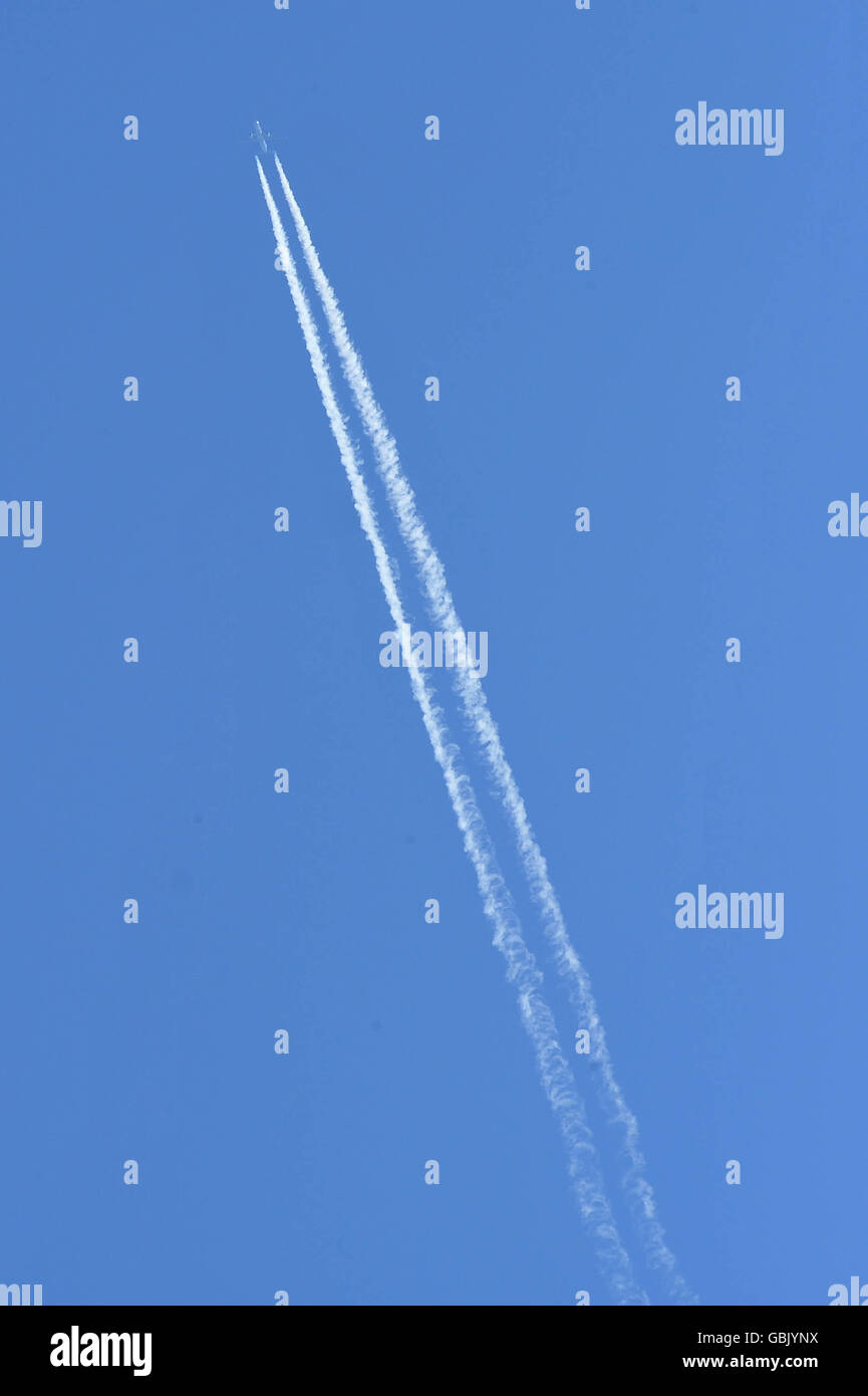 Scorta di percorso del vapore. Una vista generale del percorso del vapore di un aeroplano. Foto Stock