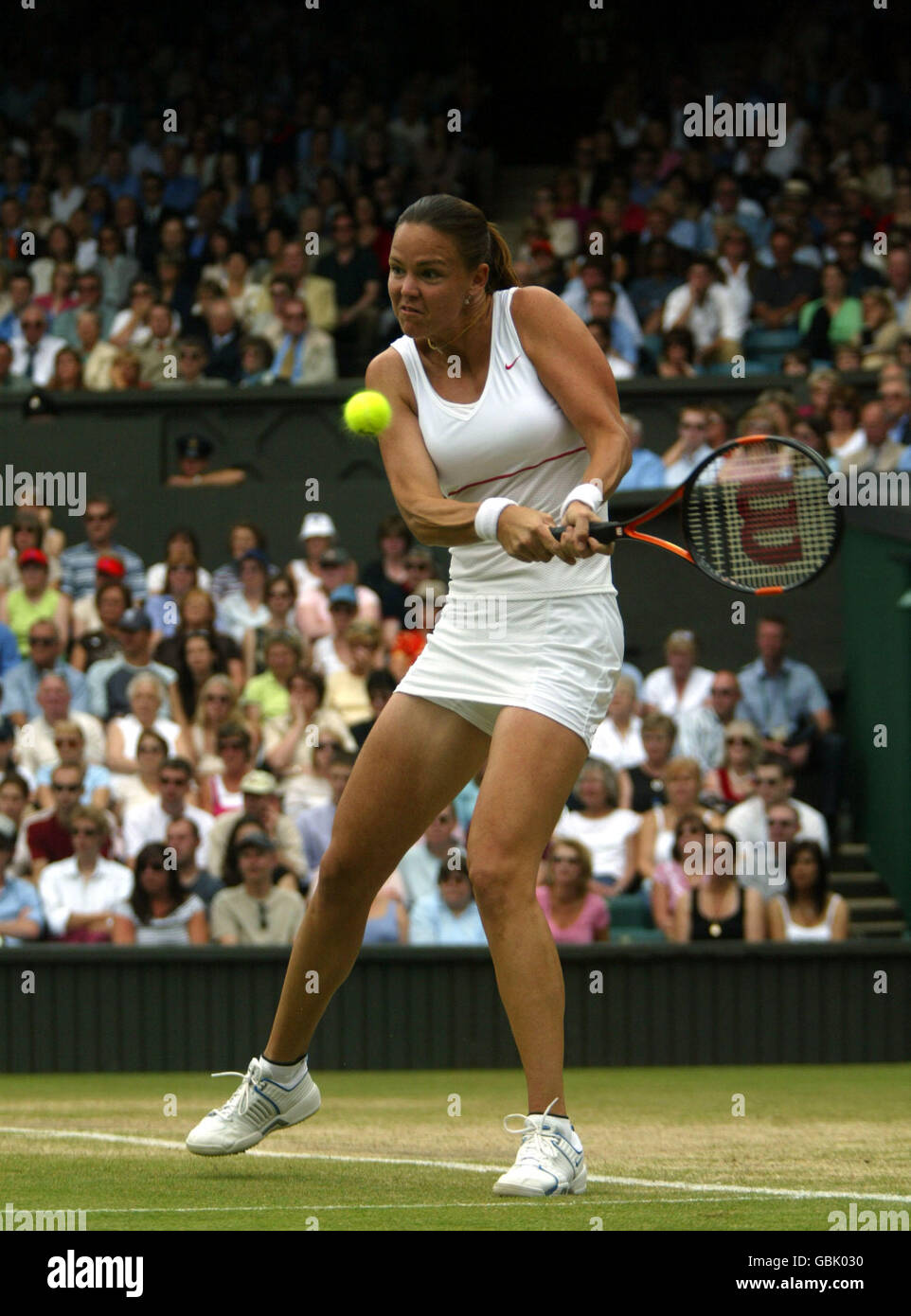 Tennis - Wimbledon 2004 - Semifinale Donna - Lindsay Davenport / Maria Sharapova. Lindsay Davenport in azione durante la semifinale Foto Stock