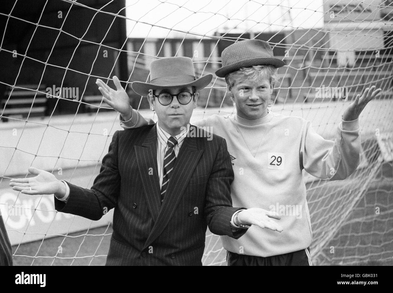 Elton John, a sinistra, presidente del Watford FC al Vicarage Road Ground con Maurice 'Mo' Johnston, promuovendo la semifinale della fa Cup tra Watford e la terza Divisione Plymouth. Foto Stock