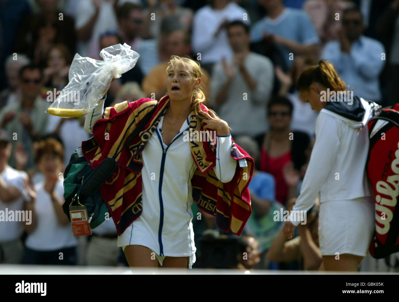 Maria Sharapova ondeggia alla folla dopo essere passato alla finale. Lindsay Davenport si allontana espulso Foto Stock