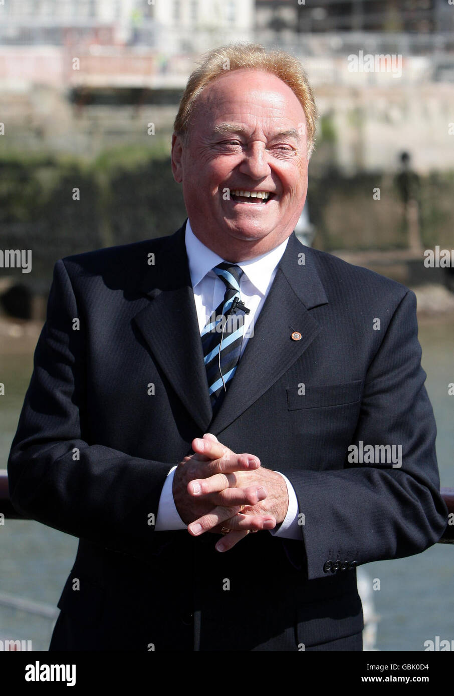 Il cantante di Liverpool Gerry Marsden a bordo del traghetto Mersey che ha reso famoso con la sua canzone Ferry Across the Mersey con la sua band Gerry e i Pacemakers. Foto Stock