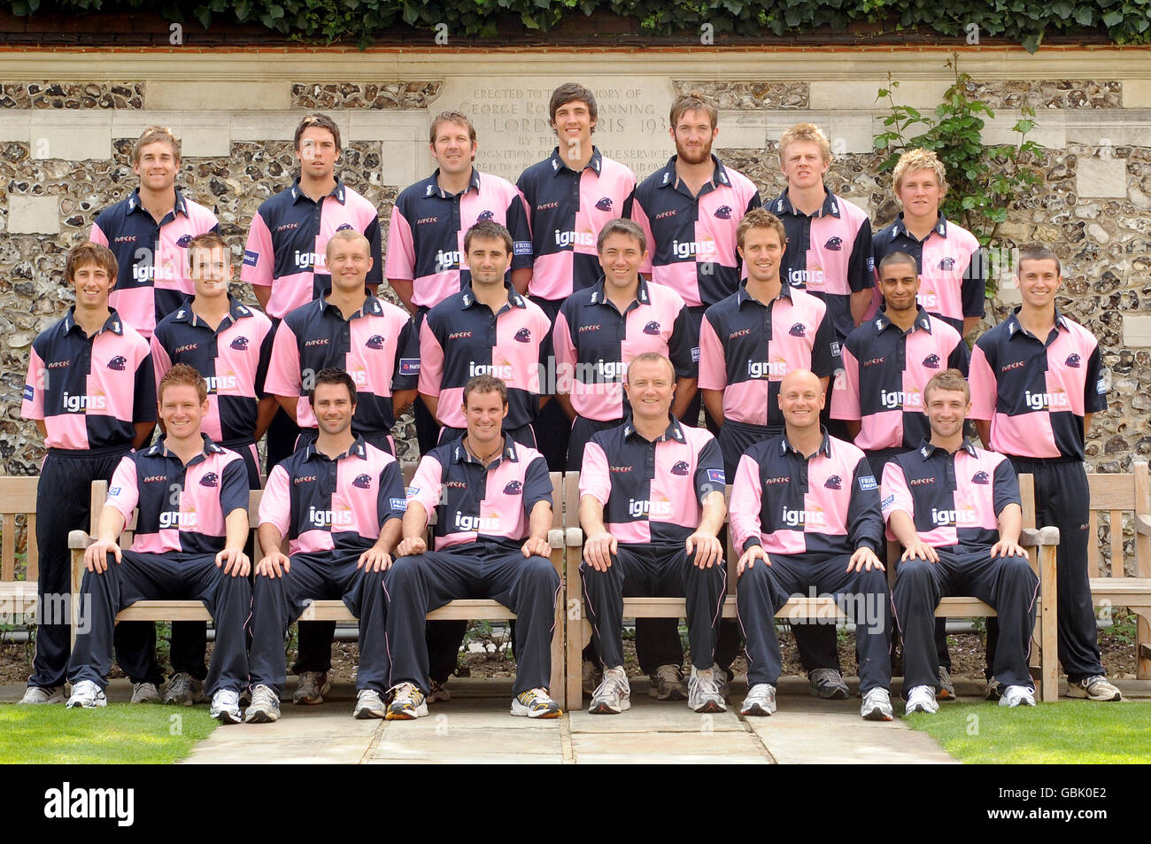 Eoin Morgan di Middlesex (PRIMA FILA), ben Scott, Andrew Strauss, Shaun Udal (capitano), David Nash, Phillip Hughes. SECONDA FILA: John Simpson, Neil Dexter, Gareth Berg, Tim Murtagh, Chris Silverwood, Nick Compton, Kabir Toor, Dan Housego BACK ROW: David Malan, Billy Godleman, Alan Richardson, Steven Finn, Danny Evans, Sam Robson, Adam London. Durante un Media Day al Lord's Cricket Ground, Londra. Foto Stock