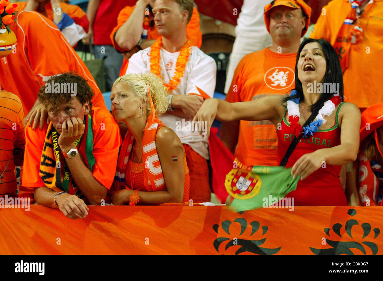 Calcio - Campionato europeo UEFA 2004 - Semifinale - Portogallo / Olanda. I fan olandesi sono sconsolati al fischio finale, mentre il loro team viene messo fuori dalla competizione Foto Stock