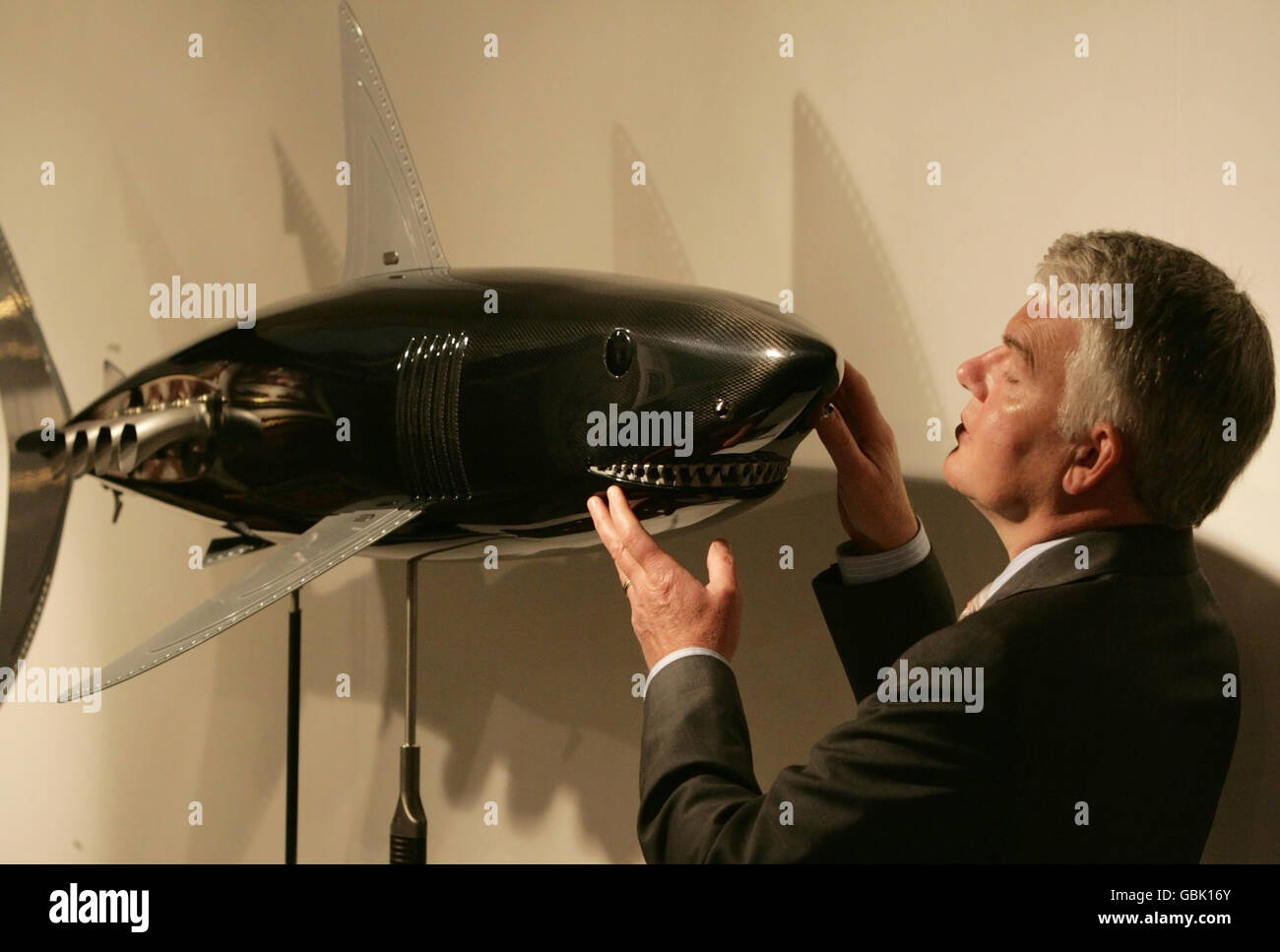 Una scultura a grandezza naturale Mako Shark realizzata con il telaio della Formula 1 Honda Racing Car di Jenson Button del 2008 è in mostra alla fiera d'arte di Chelsea. Foto Stock