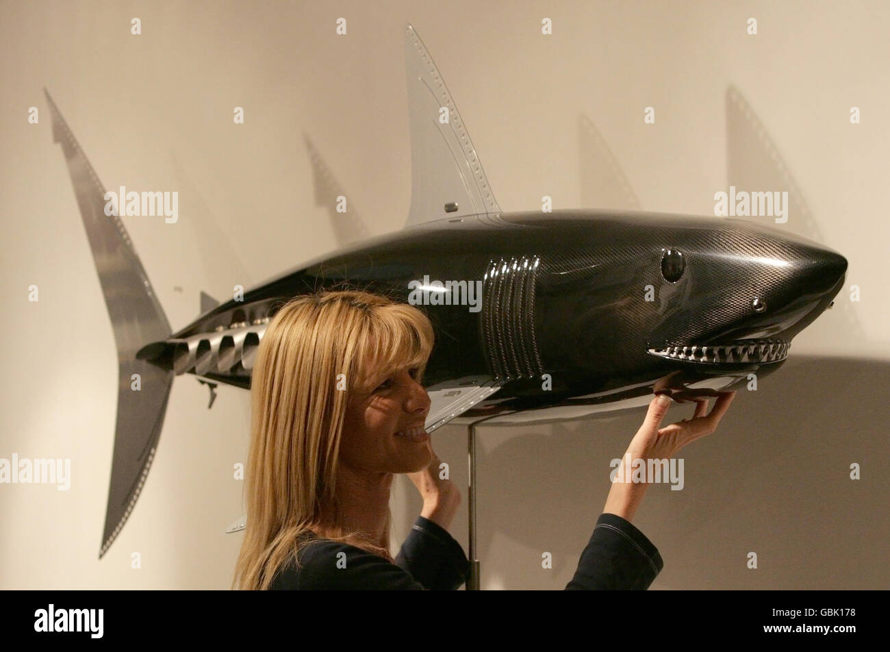 Una scultura a grandezza naturale Mako Shark realizzata con il telaio della Formula 1 Honda Racing Car di Jenson Button del 2008 è in mostra alla fiera d'arte di Chelsea. Foto Stock