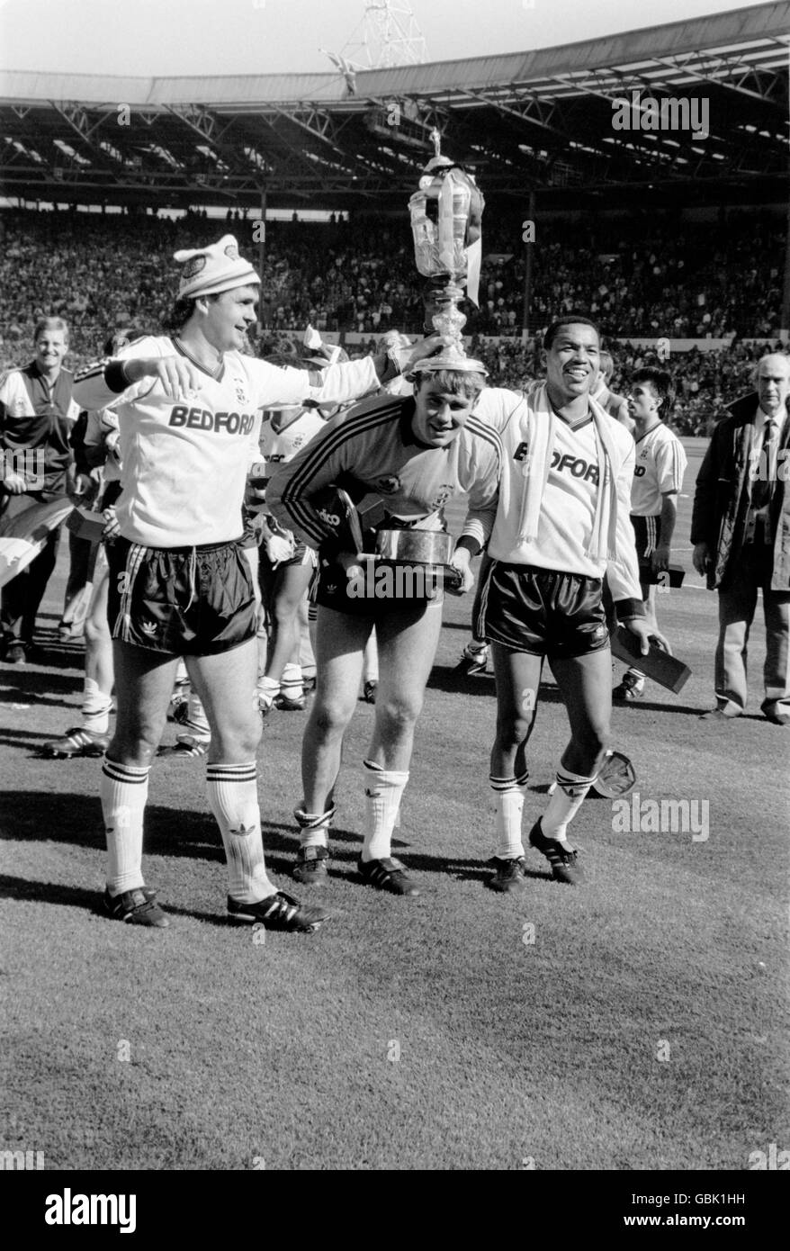 Steve Foster (l) di Luton Town e Brian Stein (r), che hanno segnato due gol, il portiere della corona Andy Dible (c), che ha salvato una penalità Arsenale, con la Littlewoods Cup dopo la loro vittoria del 3-2 Foto Stock