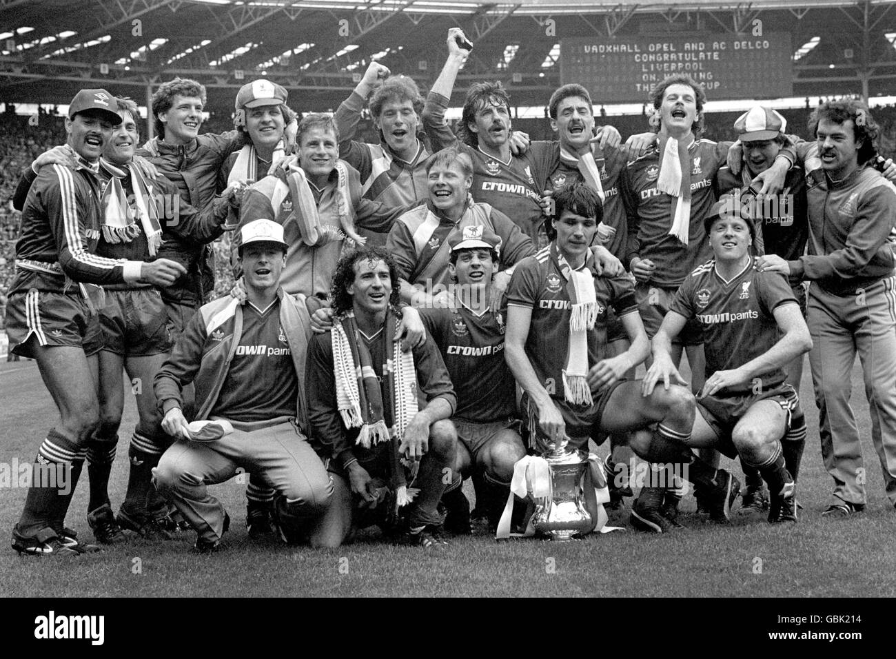 Liverpool festeggia con la fa Cup dopo la vittoria del 3-1: (Back row, l-r) Bruce Grobbelaar, Kenny Dalglish, Gary Gillespie, Jan Molby, Paul Walsh, Mike Hooper, Sammy Lee, Mark Lawrenson, Ian Rush, Kevin MacDonald, Ronnie Whelan, John Wark; (prima fila, l-r) Steve McMahon, Craig Johnston, Jim Beglin, Alan Hansen, Steve Nicolo Foto Stock