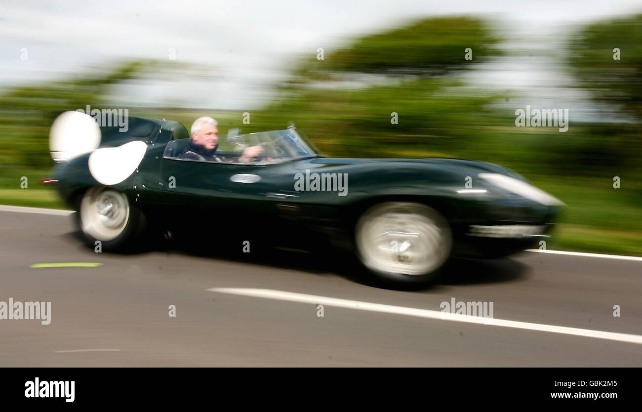 Una rara Jaguar D-TYPE, una delle corse del leggendario Mike Hawthorn, che si svolge nei pressi di Eastbourne in Sussex, segna l'apertura di un museo privato dedicato al famoso pilota morto 50 anni fa. Foto Stock