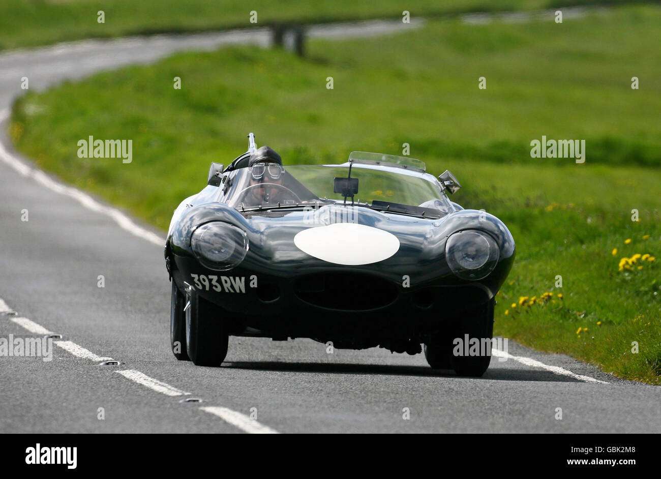 Una rara Jaguar D-TYPE, una delle corse del leggendario Mike Hawthorn, che si svolge nei pressi di Eastbourne in Sussex, segna l'apertura di un museo privato dedicato al famoso pilota morto 50 anni fa. Foto Stock