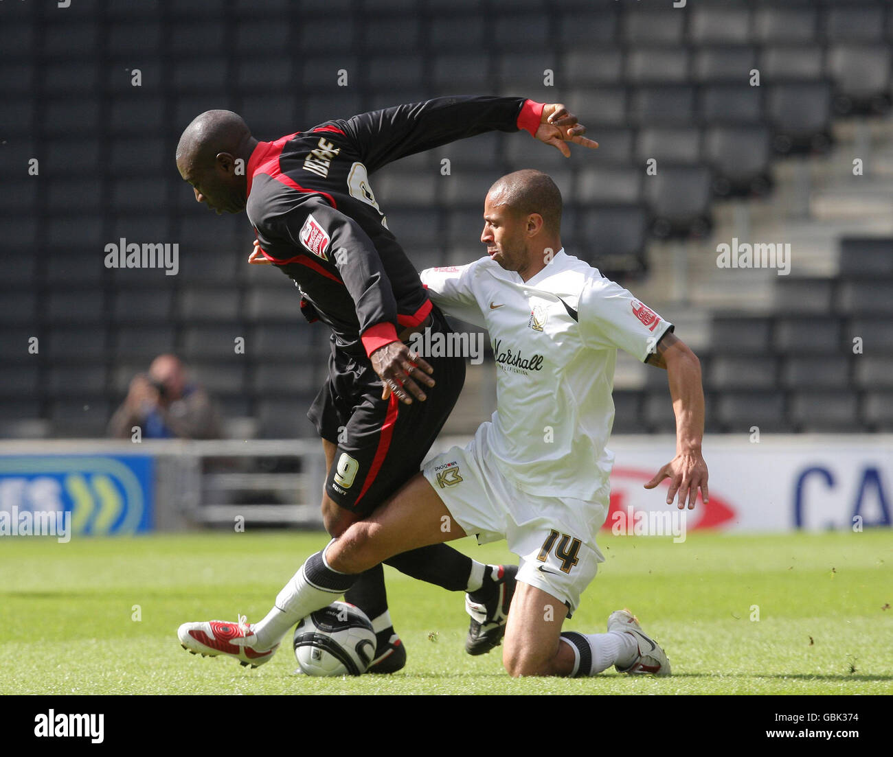 Jabo Ibehre di Walsall (a sinistra) e Carl Regan di MK Dons (a destra) combattono per la palla durante la partita della Coca-Cola League 1 allo stadio MK di Milton Keynes. Foto Stock