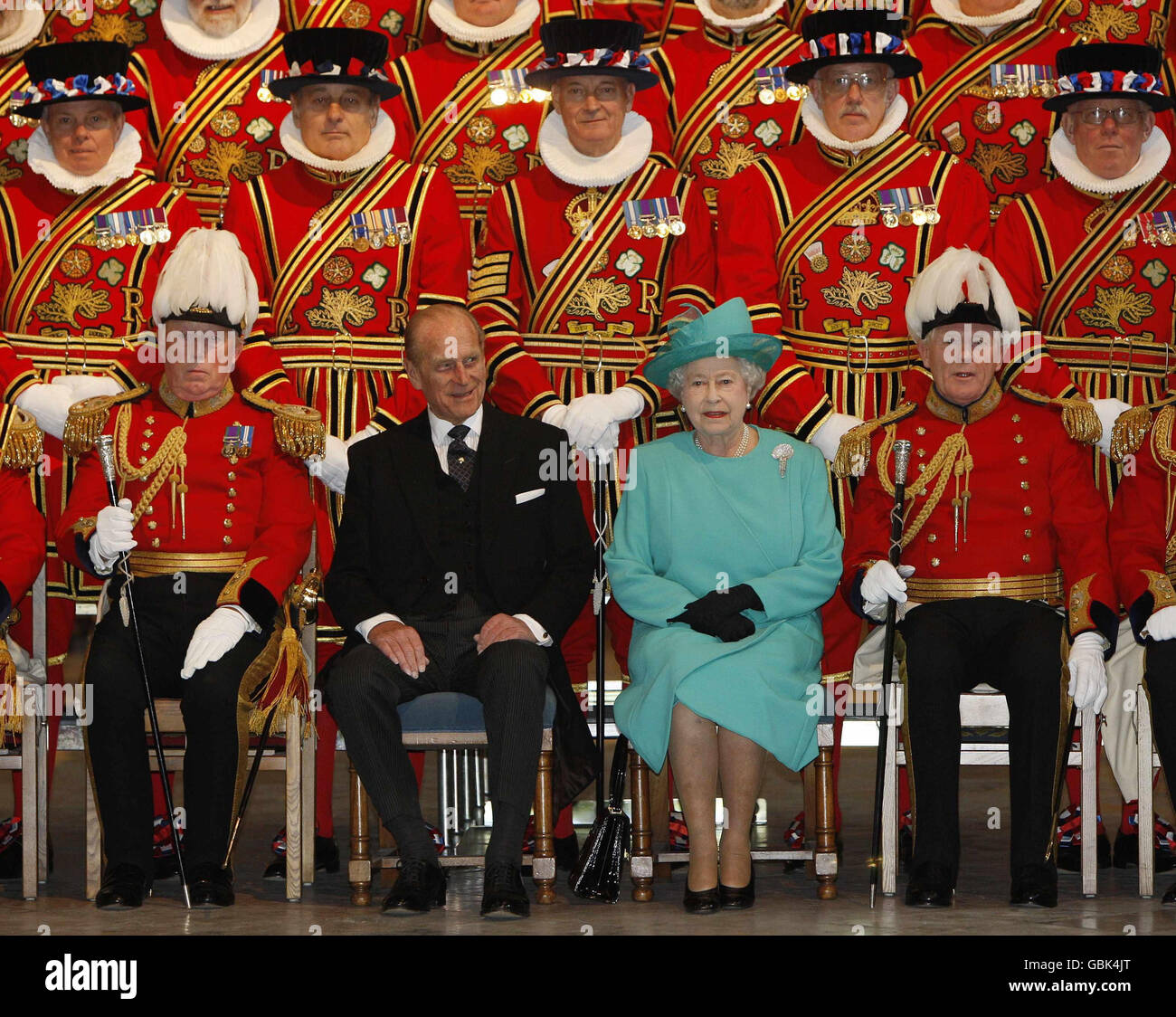 La Regina Elisabetta II della Gran Bretagna e il Duca di Edimburgo (centro) posano per una fotografia di gruppo con i membri della Guardia corpo della Regina degli Yeomen della Guardia all'Abbazia di Westminster a Londra. Foto Stock