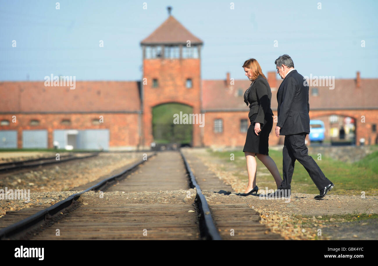 Il primo ministro Gordon Brown e sua moglie Sarah Brown visitano oggi il campo di concentramento Birkenau vicino a Cracovia, in Polonia. Foto Stock