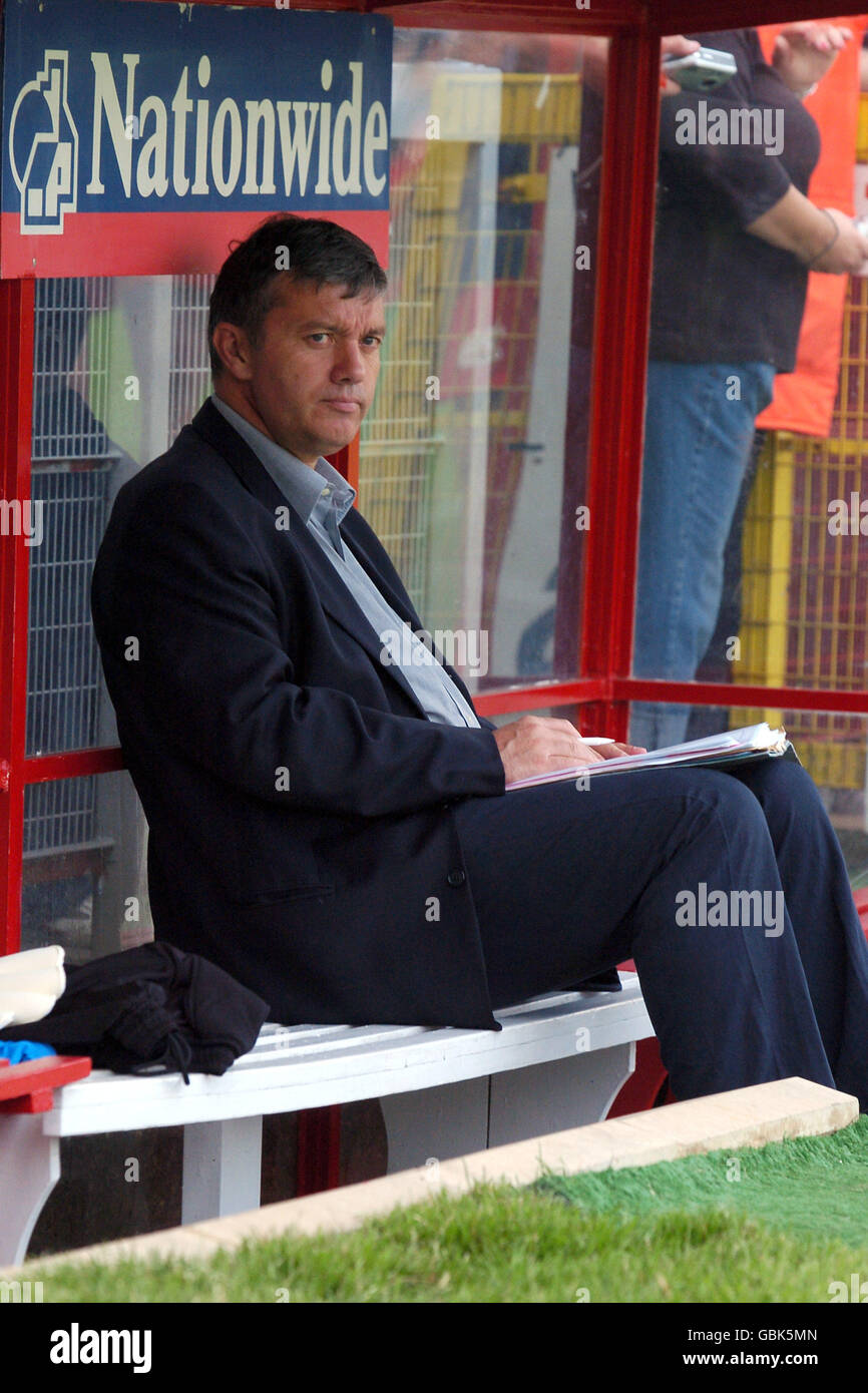 Calcio - amichevole - Stevenage Borough v Tottenham Hotspur. Tottenham Hotspur allenatore Jacques Santini si siede nel dugout Foto Stock