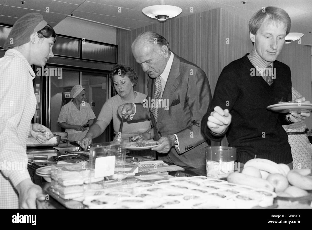 I consumatori britannici - Grandi Magazzini - Marks & Spencer - Sheffield - 1981 Foto Stock