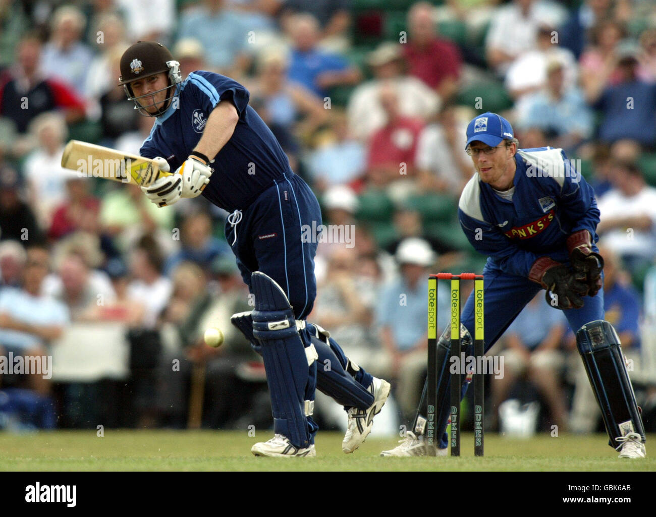 Surrey's Ali Brown ha colpito un fuoco veloce 46 contro il Warwickshire Foto Stock