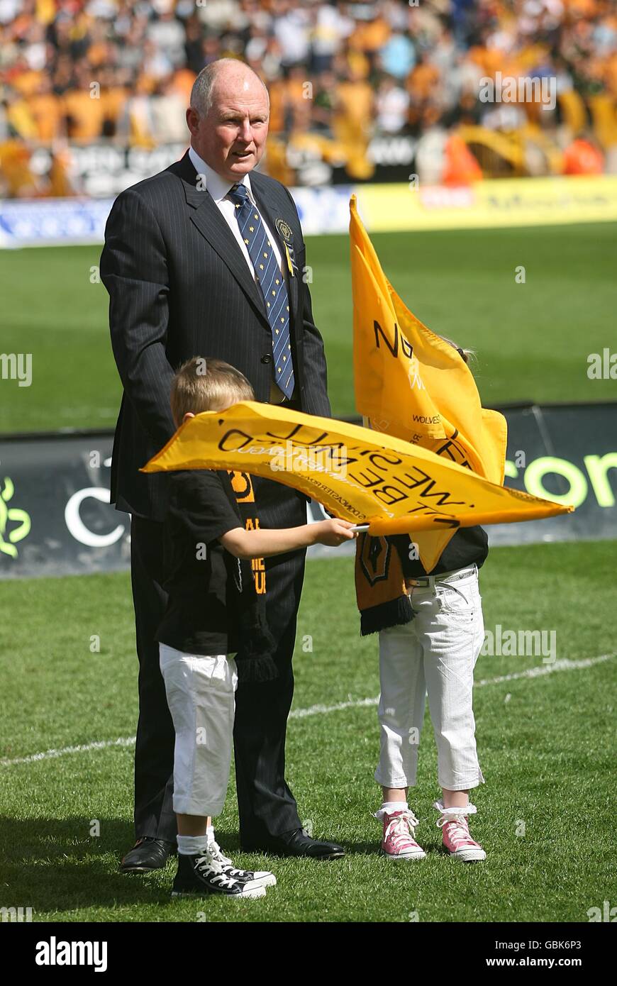 Calcio - Campionato di Calcio Coca-Cola - Wolverhampton Wanderers / Doncaster Rovers - Molineux. Steve Morgan, il nuovo proprietario di Wolverhampton Wanderers, attende la presentazione dei trofei alla fine della partita Foto Stock