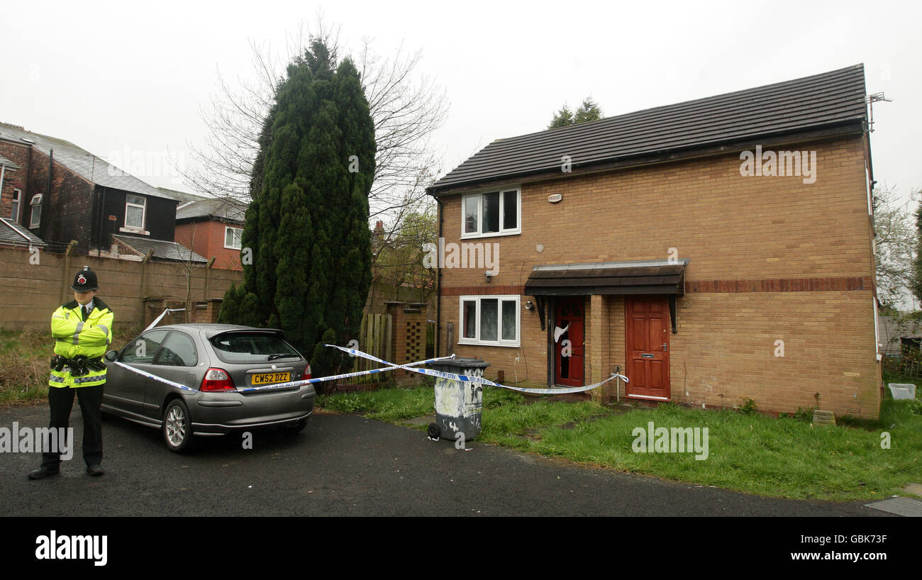 Ufficiali di polizia al di fuori di una casa nella zona di Cheetham Hill di Manchester dopo le incursioni del terrore di ieri attraverso il Nord-Ovest dell'Inghilterra. Foto Stock