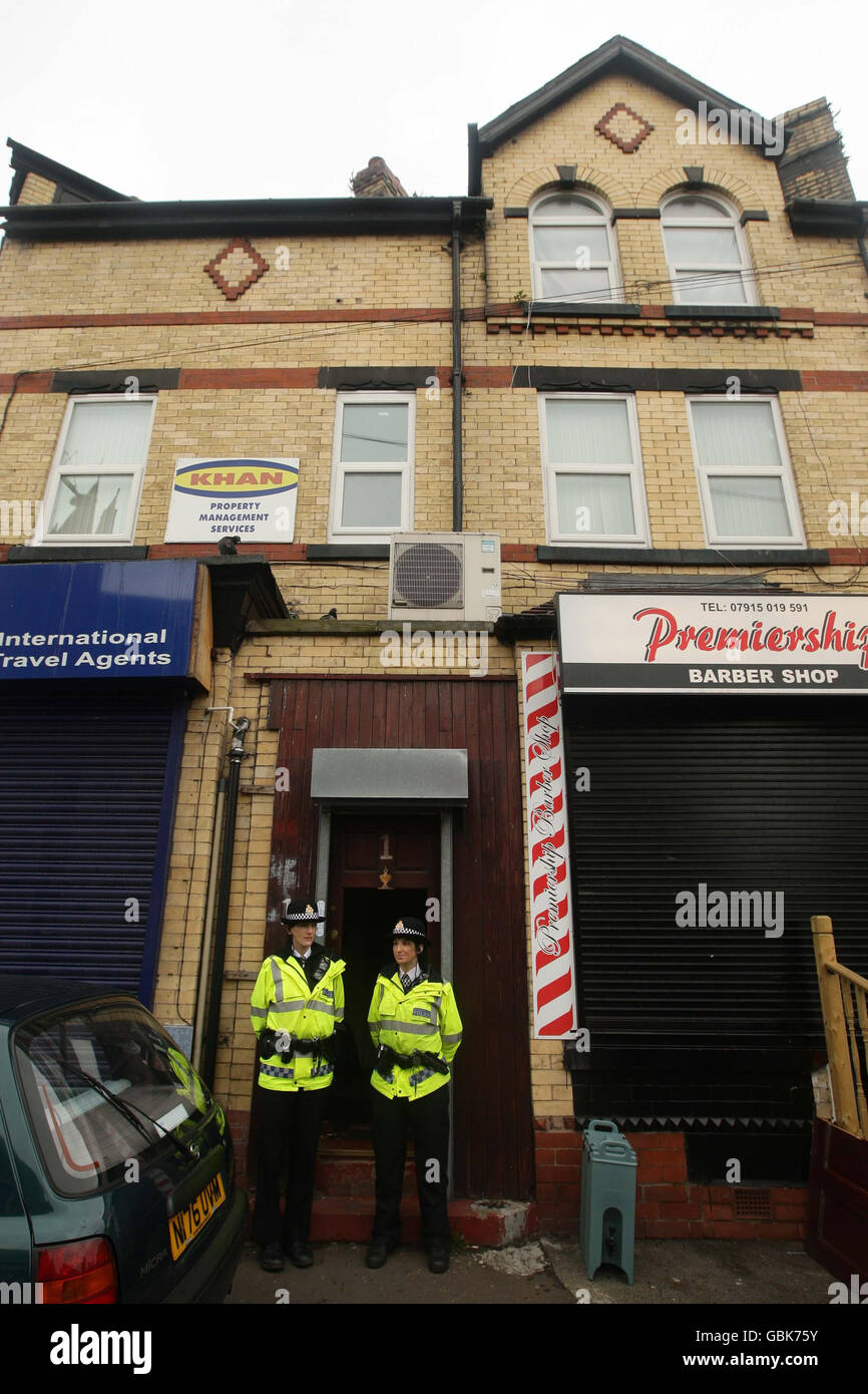 Gli agenti di polizia si trovano fuori da una proprietà nella zona di Cheetham Hill di Manchester dopo le incursioni del terrore di un tempo attraverso il nord-ovest dell'Inghilterra. Foto Stock