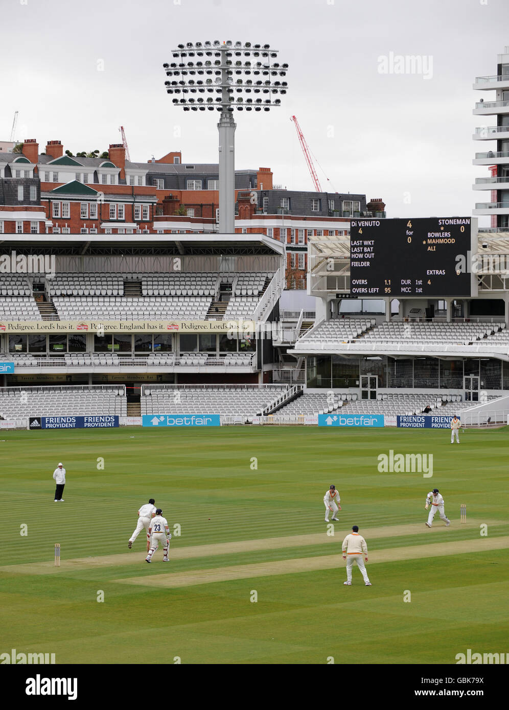 Cricket - Champion County Match - Marylebone Cricket Club / Durham - Lord's. I giocatori di MCC e Durham sotto i nuovi riflettori al Lord's Cricket Ground Foto Stock