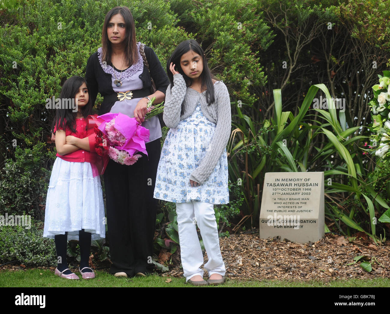 Naila Hussain (Centro) con le sue figlie rafia (sinistra), 5, e Harrisah (destra) , 11, durante una cerimonia di inaugurazione del memoriale nella piazza Centenario di Bradford per suo marito Tasawar Hussain che è stato assassinato quando ha confrontato una banda di ladri armati a Lumb Lane, Bradford in 2003. Foto Stock