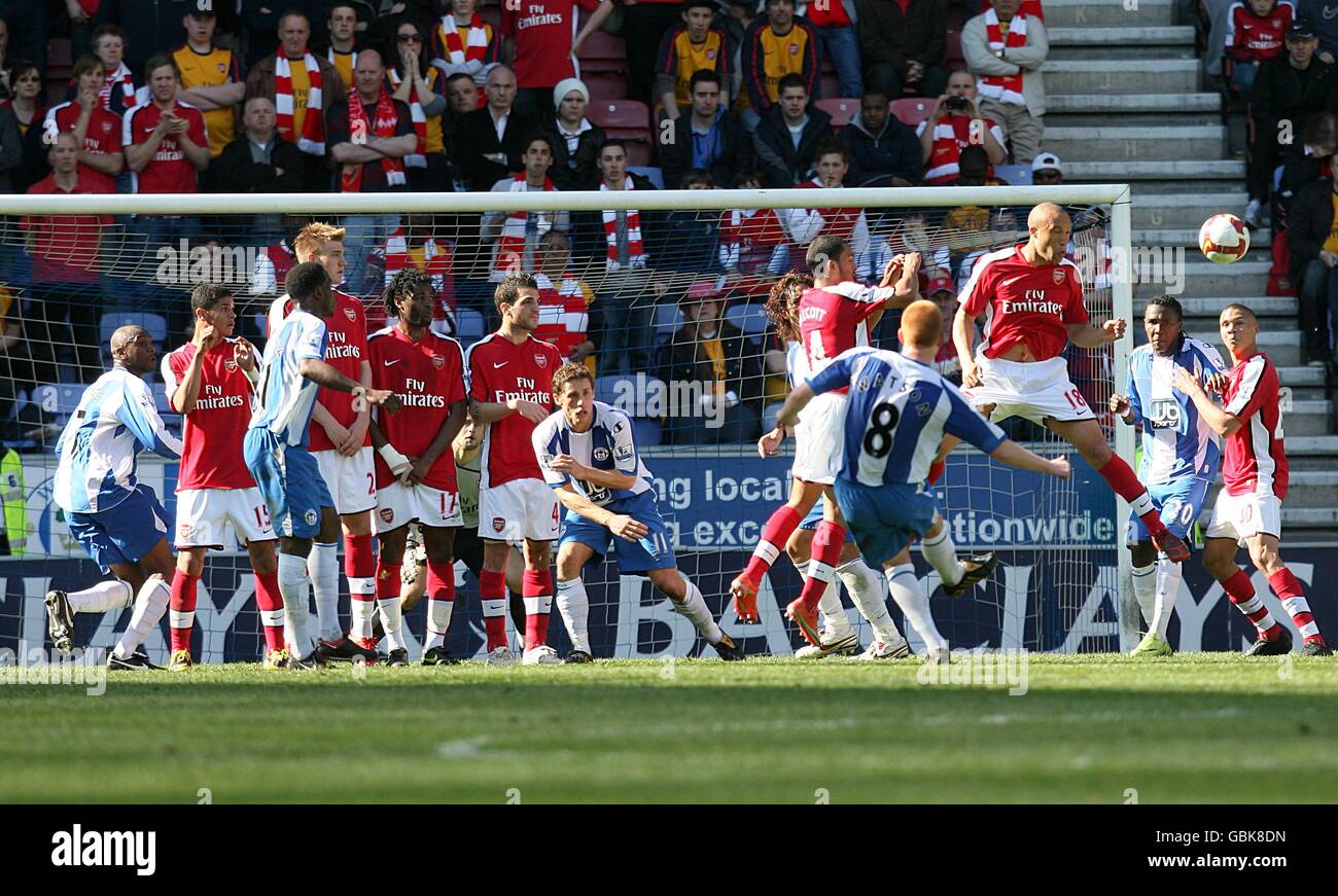 Calcio - Barclays Premier League - Wigan Athletic / Arsenal - JJB Stadium. Il ben Watson di Wigan Athletic (numero 8) prende un calcio libero e colpisce il posto Foto Stock