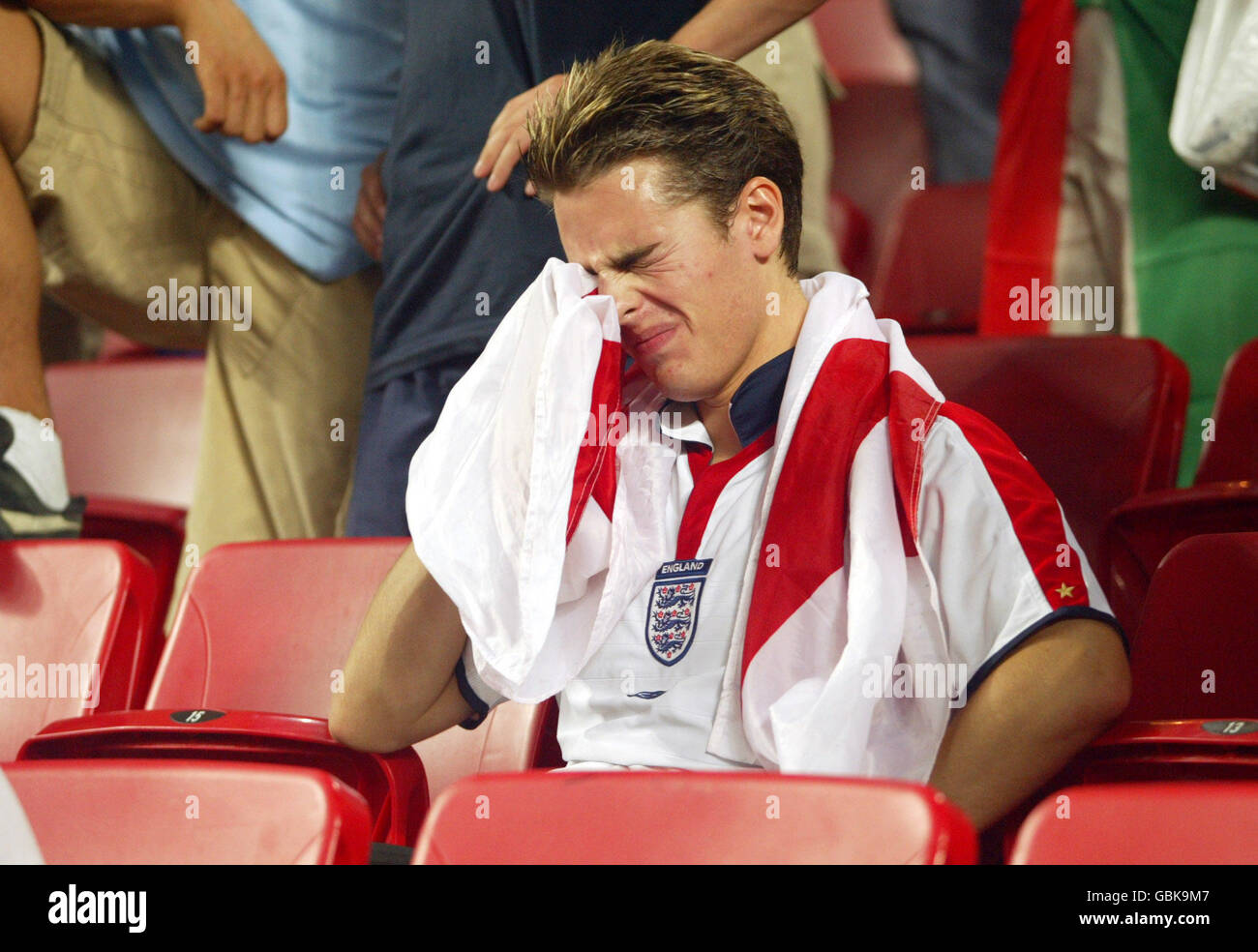 Calcio - Campionato europeo UEFA 2004 - Quarter Final - Portogallo / Inghilterra. Un calunuoso fan inglese dopo la sconfitta della pena sparare contro il Portogallo Foto Stock