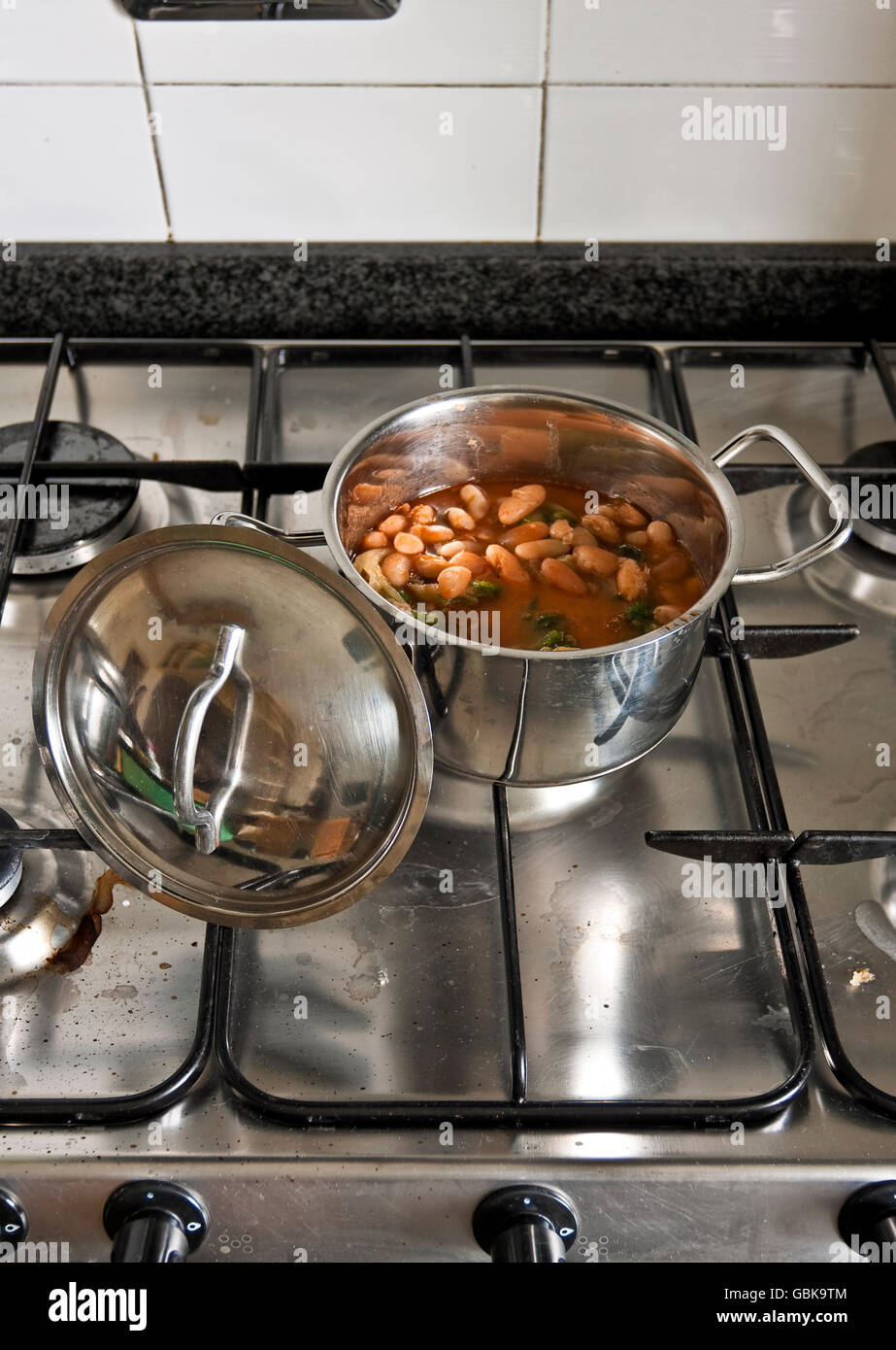 La cottura dei fagioli e indivia, sud tradizionale piatto italiano Foto Stock