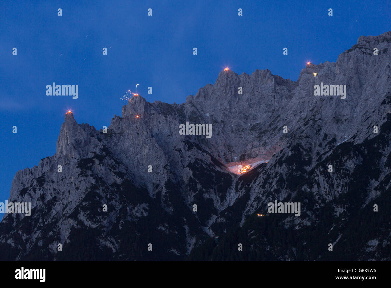 Incendio di montagna a karwendel, falò, midsummer fire, vista da mittenwald, Baviera, Germania Foto Stock