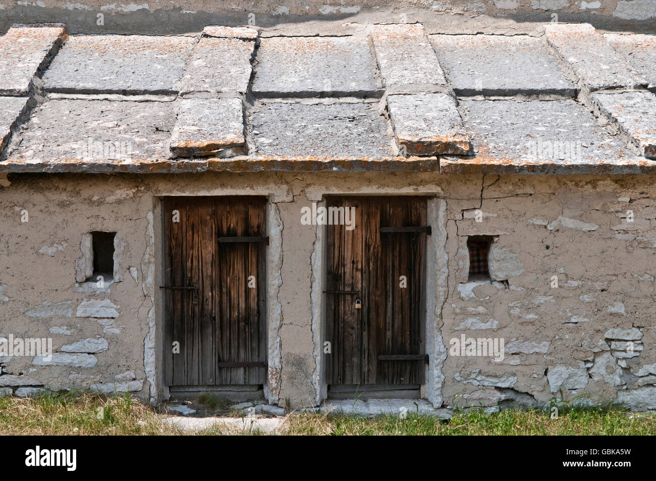 Montagna rustico edificio adibito a stalla per la mandria e home per i pastori durante il pascolo estivo, Malga Fratte Foto Stock