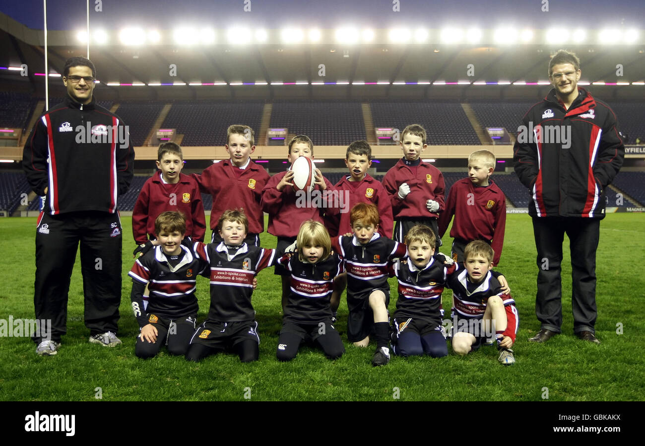 Le mascotte posano per una fotografia con il rugby di Edimburgo mascotte Foto Stock