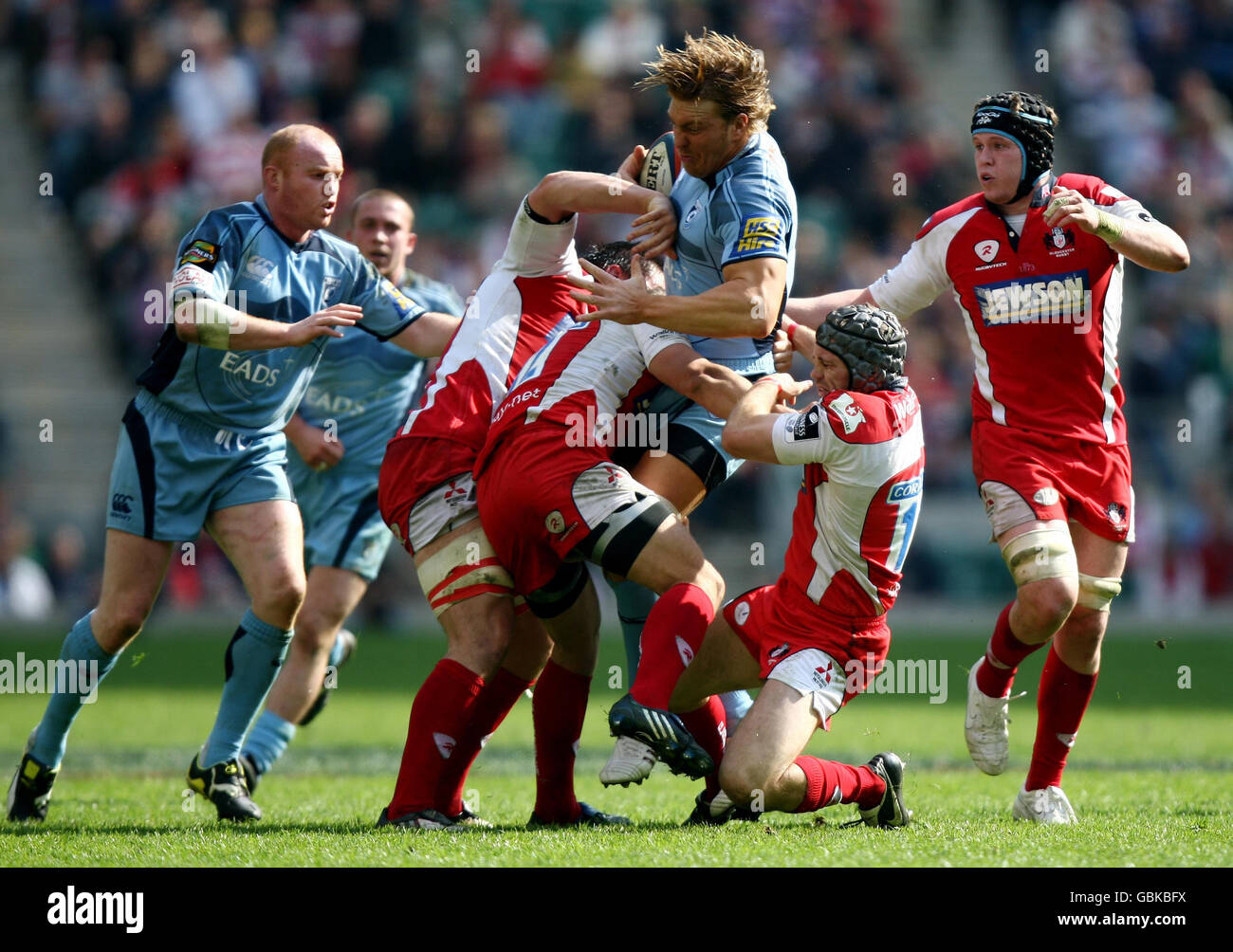 Andy Powell di Cardiff si addentra nell'attacco di Andy Hazell e Anthony Allen di Gloucester durante la partita finale del trofeo EDF Energy a Twickenham, Londra. Foto Stock