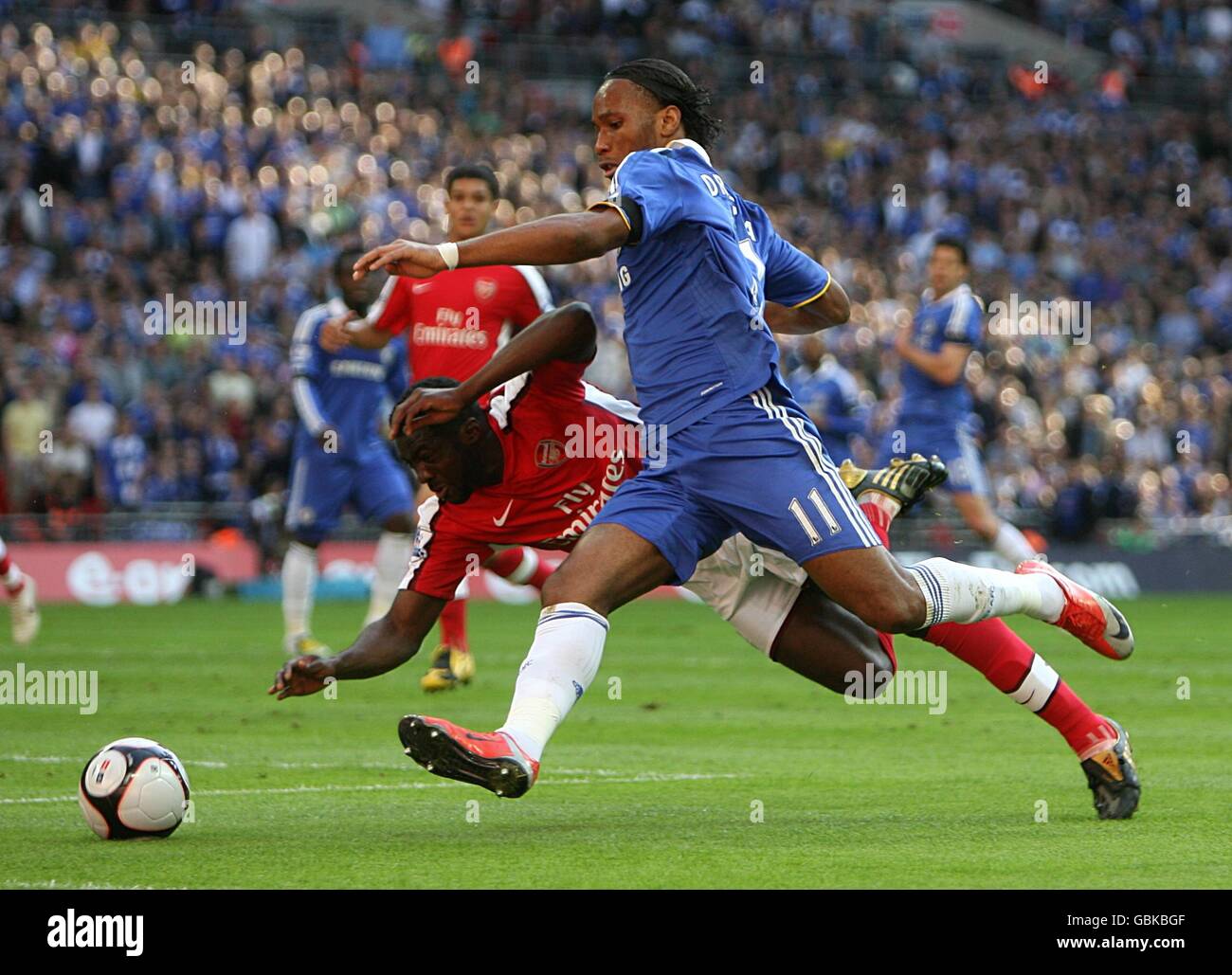 Didier Droga di Chelsea (fronte) e la battaglia di Kolo Toure dell'Arsenal la sfera Foto Stock