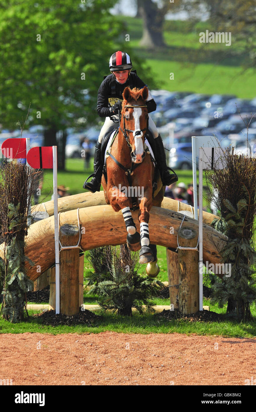 Zara Phillips e il suo cavallo Toytown competono nell'evento di Cross Country al Powderham Castle Horse Trials a Exeter. Foto Stock