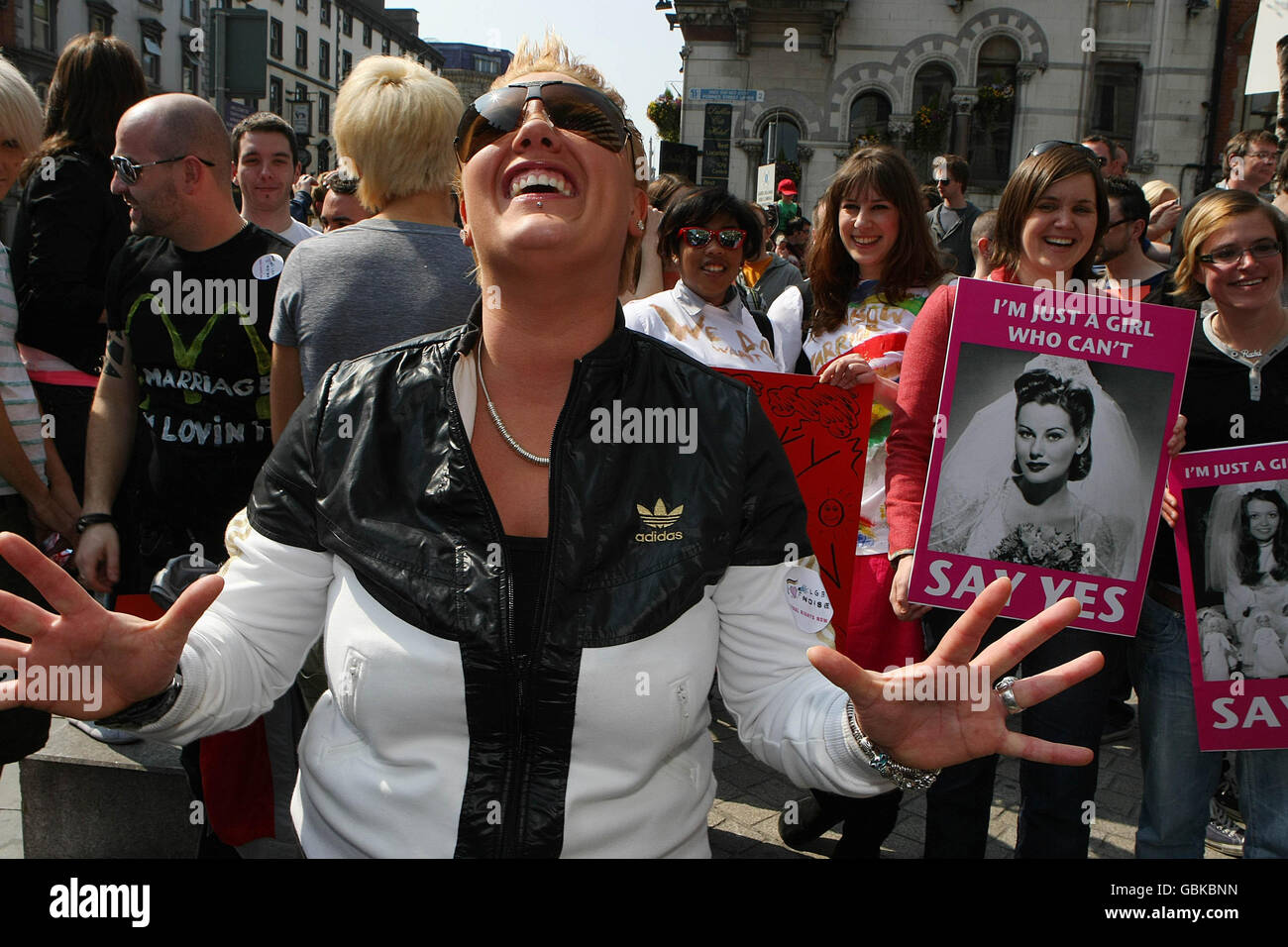 I dimostranti gay Rights tengono una manifestazione fuori dalla Banca centrale di Dublino chiedendo al governo di concedere loro il diritto di sposarsi e di pari diritti. Foto Stock