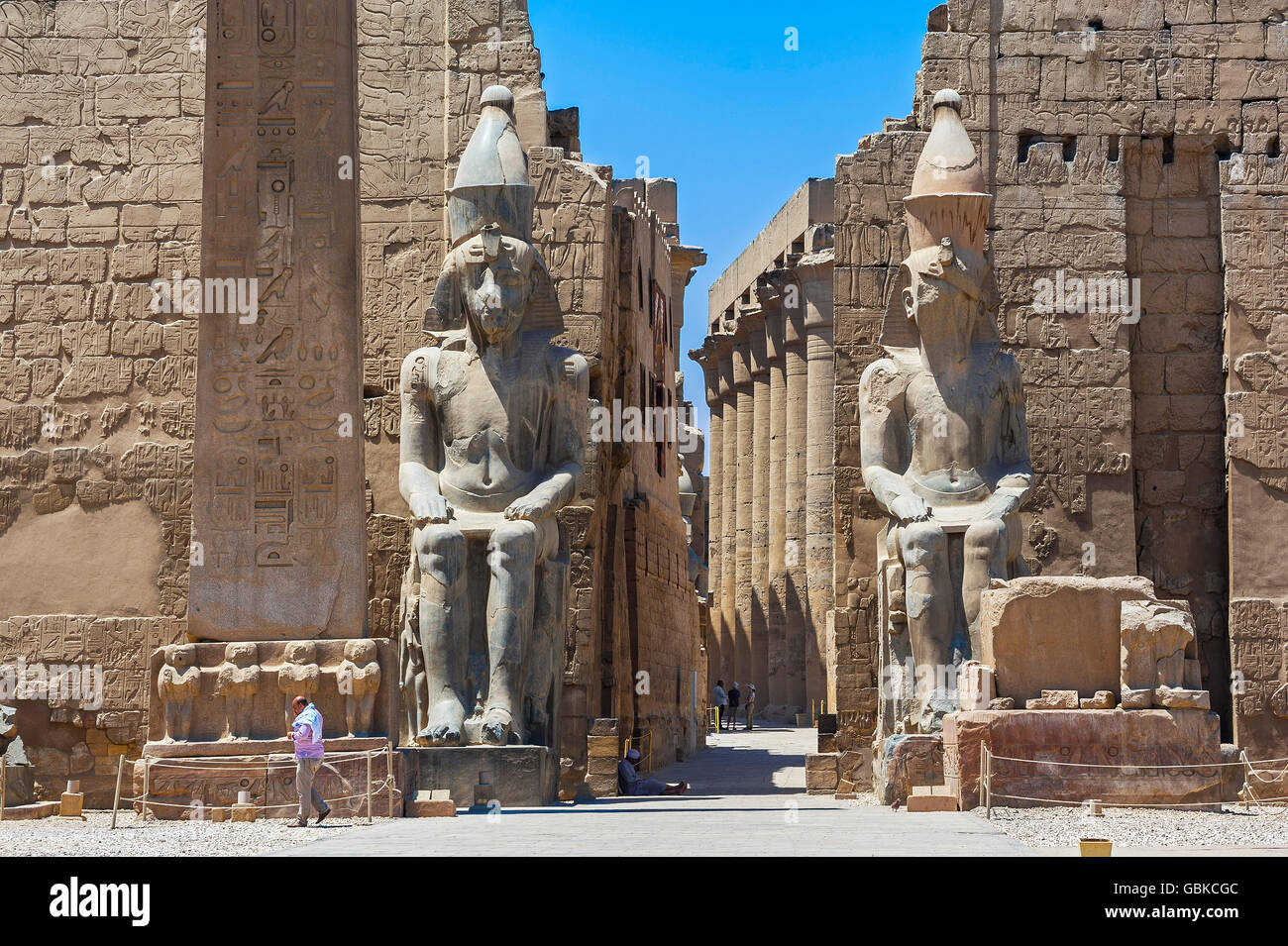 Gate o pilone e il portico, Tempio di Karnak, Karnak Luxor Egitto Foto Stock
