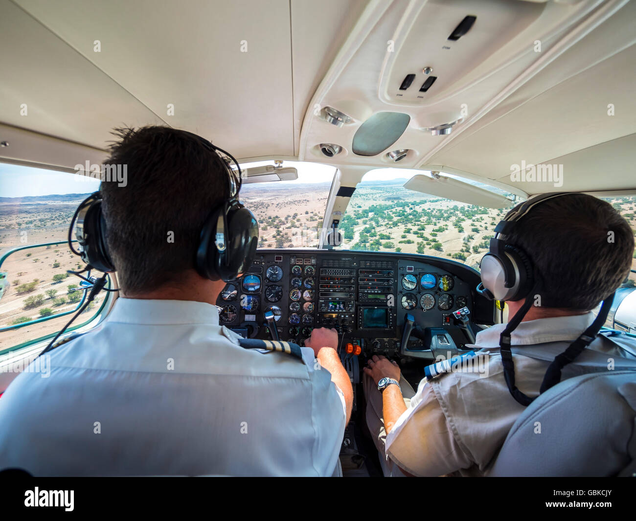 Due piloti in pozzetto, controllando il piccolo aereo Cessna 406, Namibia Foto Stock