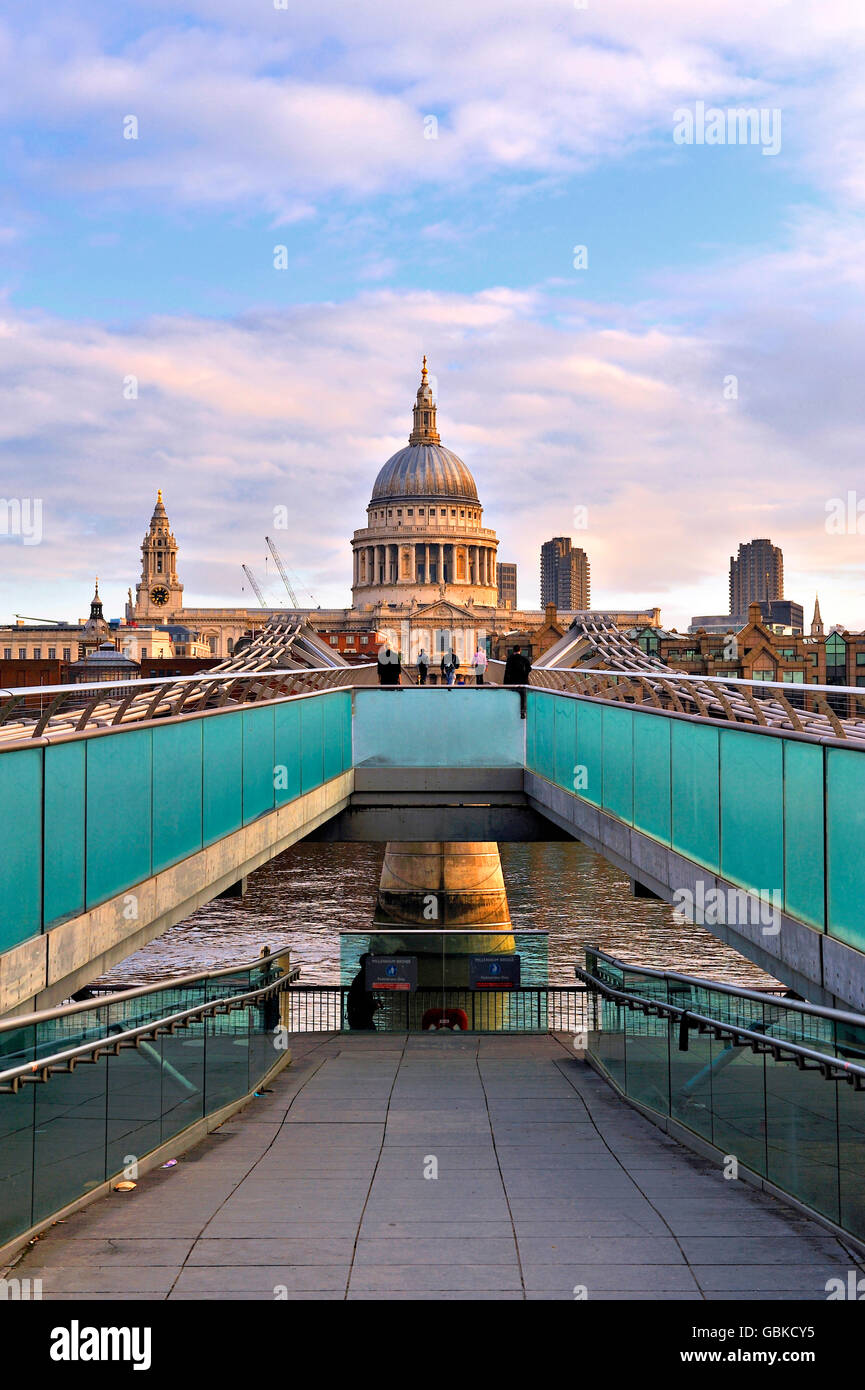 Il Millennium Bridge che attraversa il fiume Tamigi, al mattino, London, England, Regno Unito, Europa Foto Stock