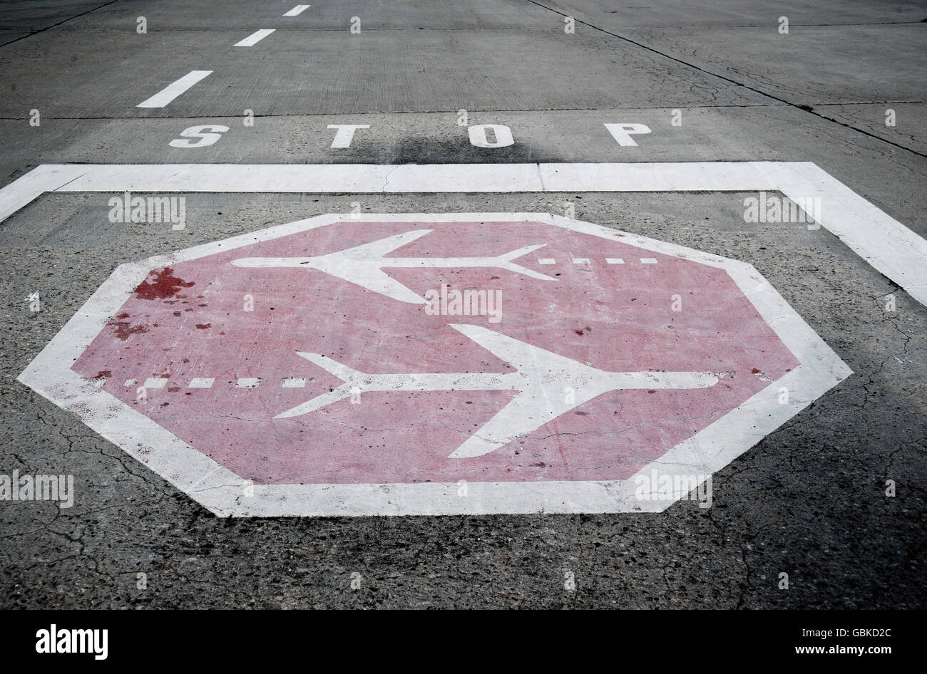 Marcature, stop e il traffico aereo, sui motivi dell'ex aeroporto Tempelhof di Berlino Foto Stock