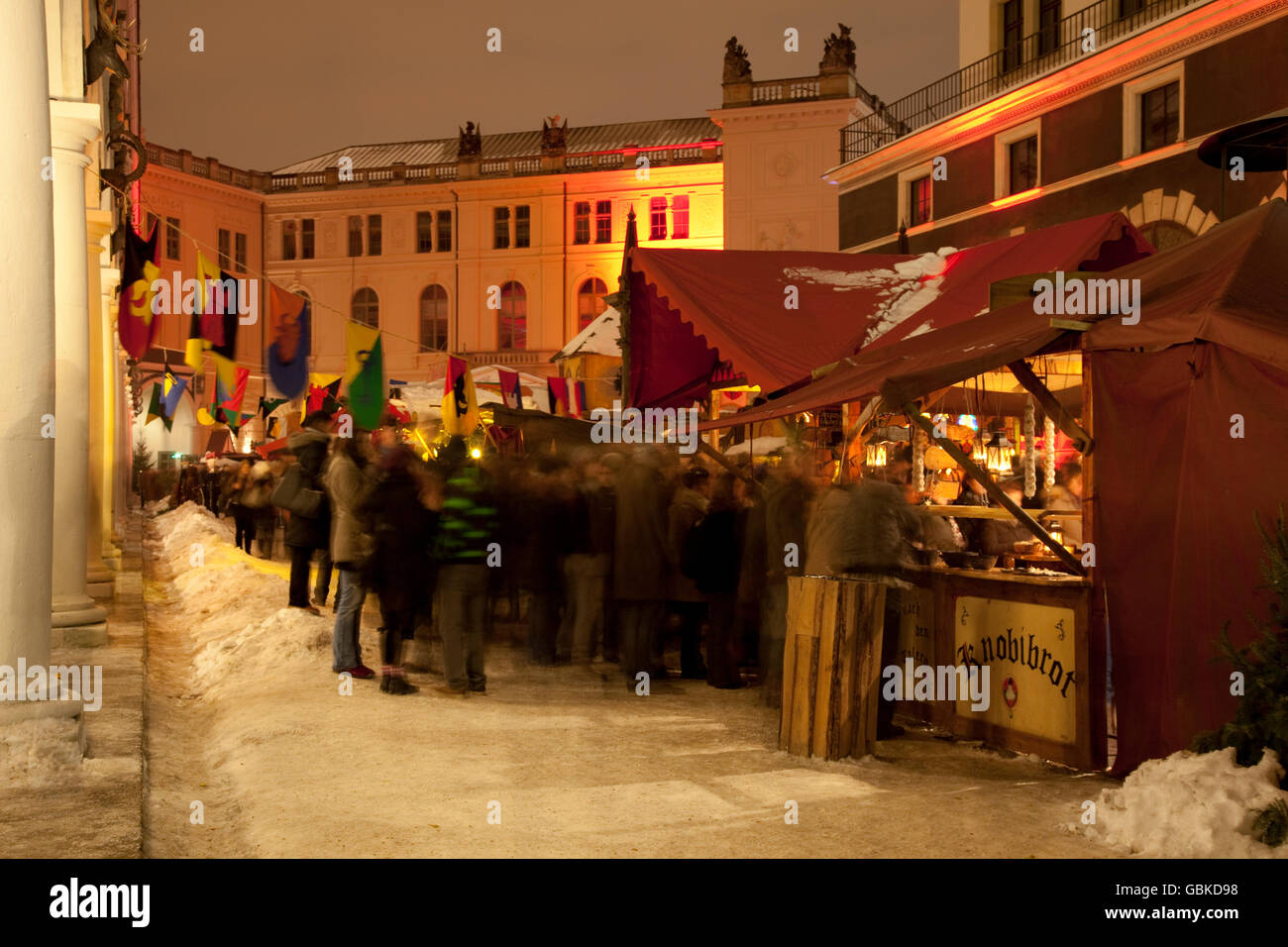Stile medievale e il mercatino di Natale sulla Schlosshof palace courtyard, Dresda, Sassonia Foto Stock