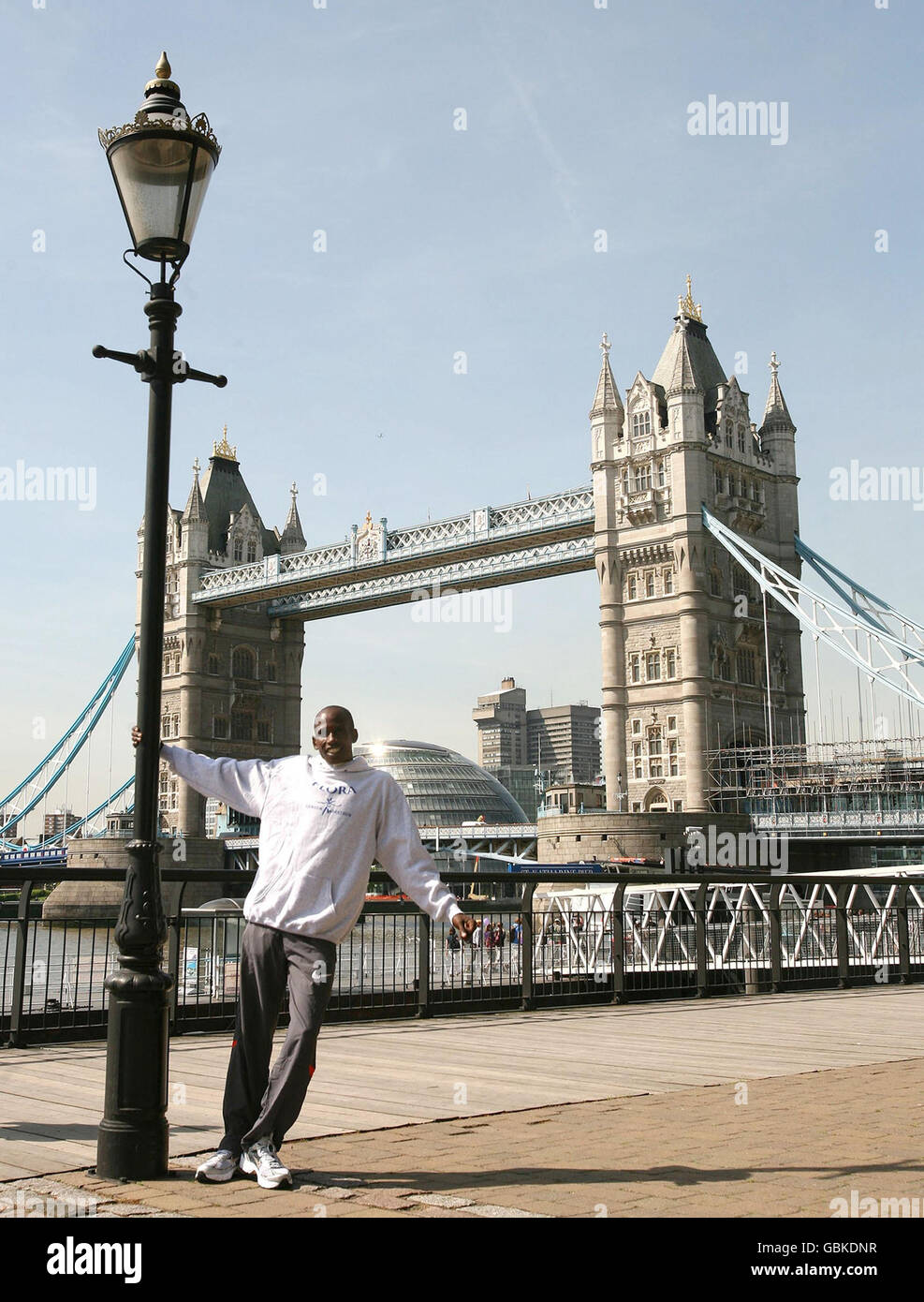 Martin LEL del Kenya, il campione in carica della Flora London Marathon, raffigurato nei pressi del Tower Bridge di Londra. Foto Stock