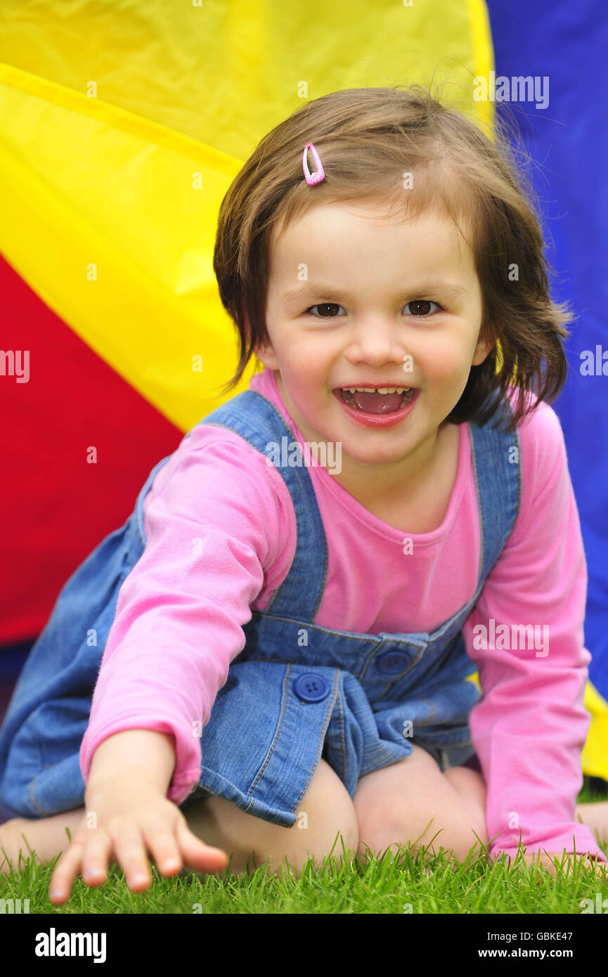 Ella Cotterell, di tre anni, ha bisogno di un intervento cardiochirurgico vitale che è stato rimandato per la terza volta. Foto Stock