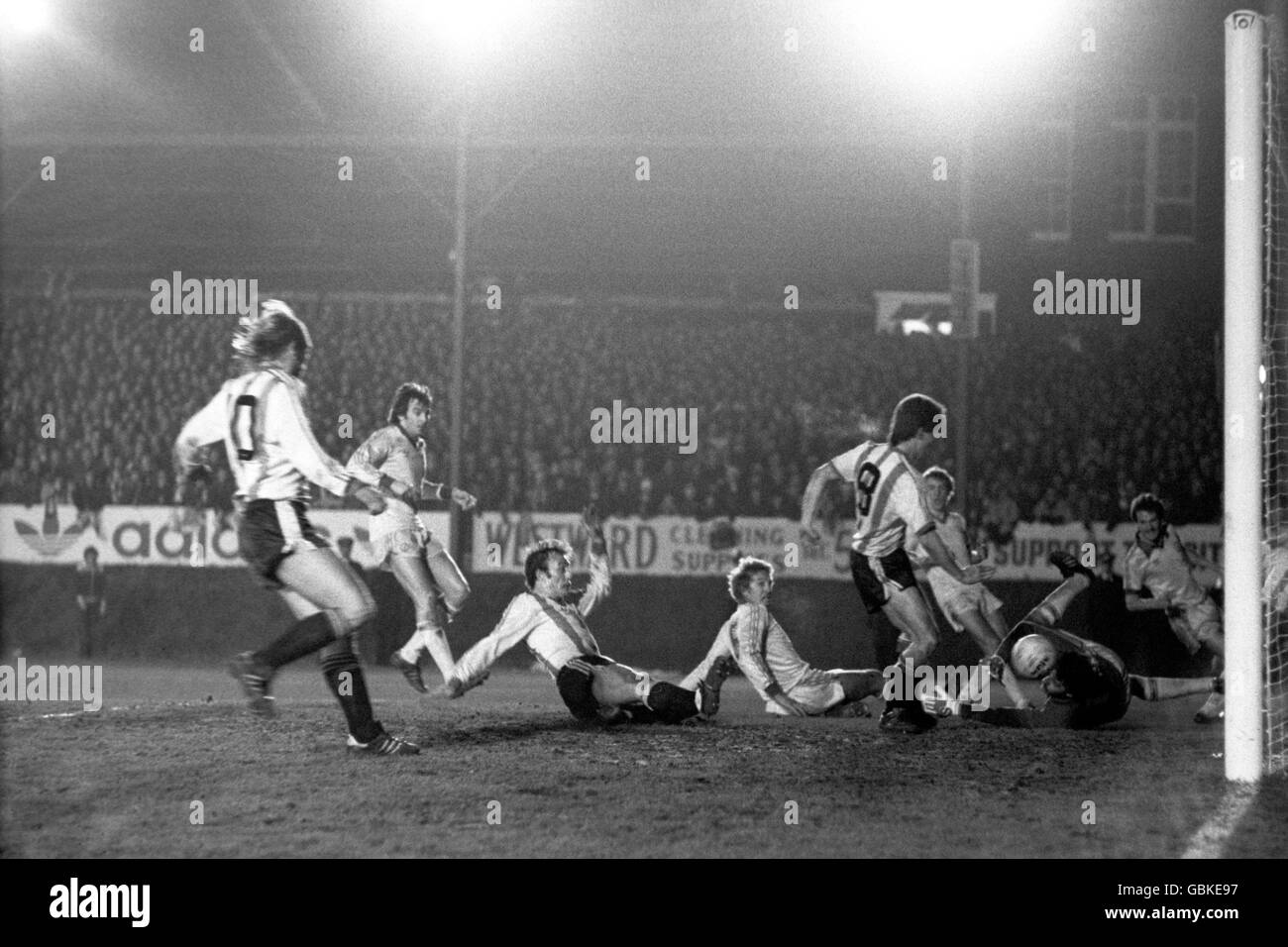 Peter Rogers di Exeter City (n.8) mette la palla in rete per il terzo gol della sua squadra nella loro vittoria 4-0, guardato dai compagni di squadra John delve (l) e Tony Kellow (secondo l) Foto Stock