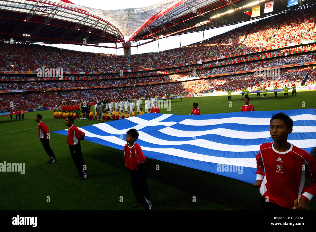 Calcio - Campionato europeo UEFA 2004 - finale - Portogallo / Grecia. I Ballboys detengono la bandiera greca mentre entrambe le squadre si allineano per gli inni nazionali Foto Stock