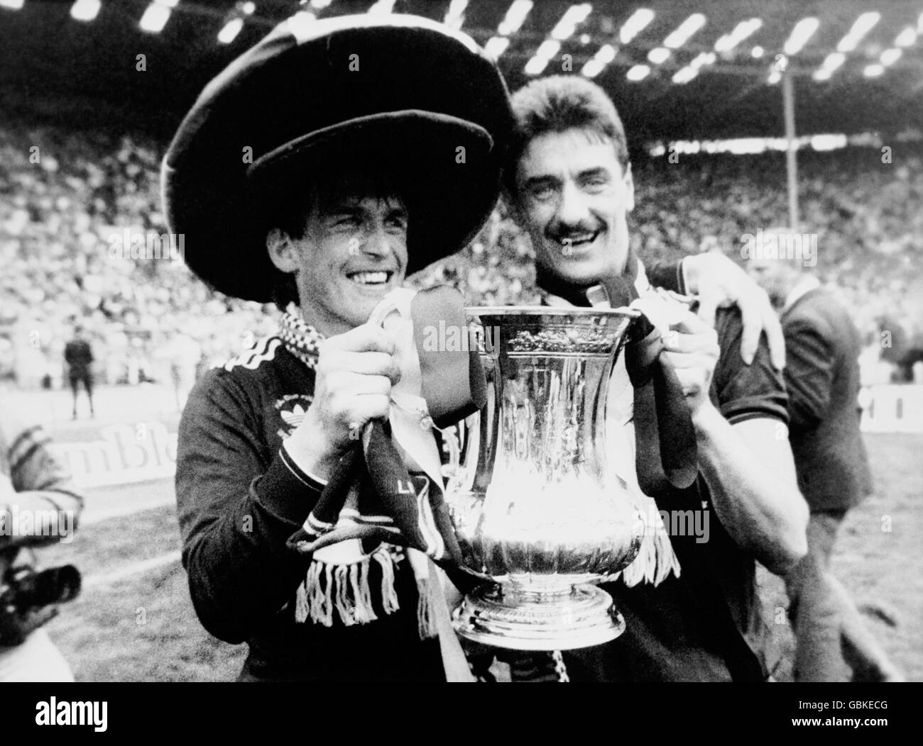 (L-R) Kenny Dalglish di Liverpool (indossa un berretto comico) E Ian Rush festeggiano con la fa Cup dopo la loro 3-1 vinci Foto Stock