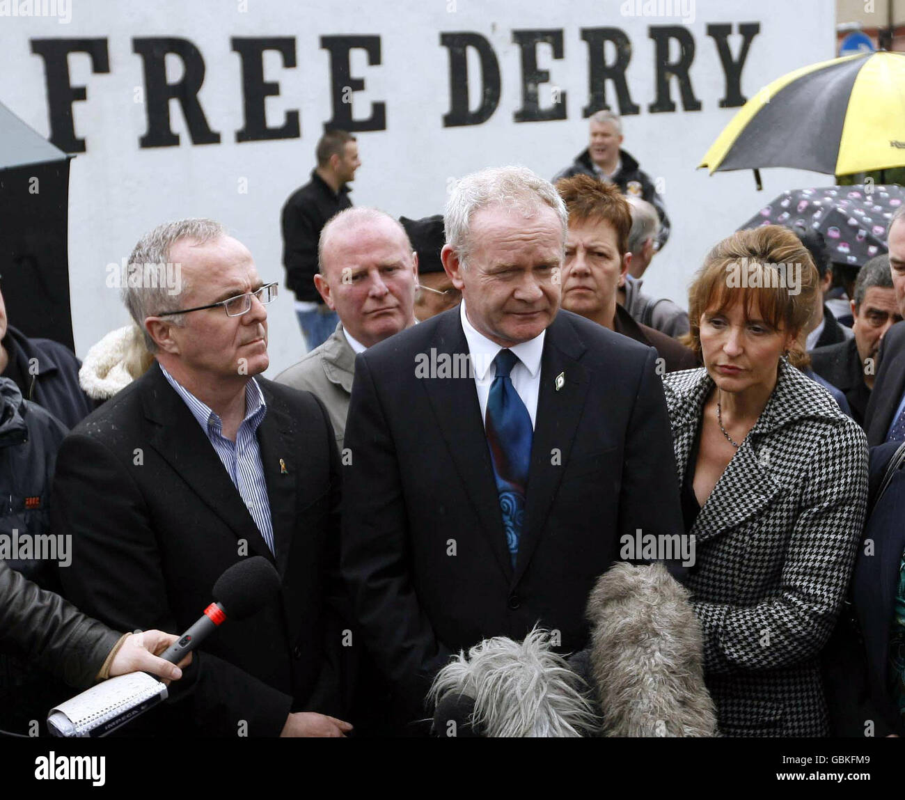Martin McGuinness parla al muro di Derry libero a Londonderry, Irlanda del Nord. Foto Stock