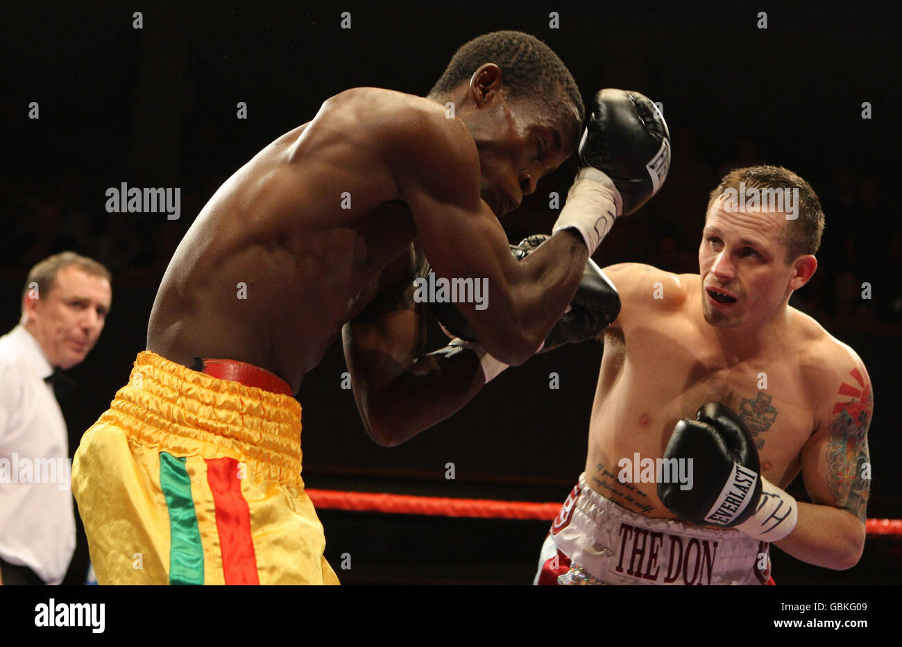 Don Broadhurst della Gran Bretagna al top durante la sua vittoria su Asamoah Wilson del Ghana durante il titolo Super-flyweight del Commonwealth alla Civic Hall di Wolverhampton. Foto Stock