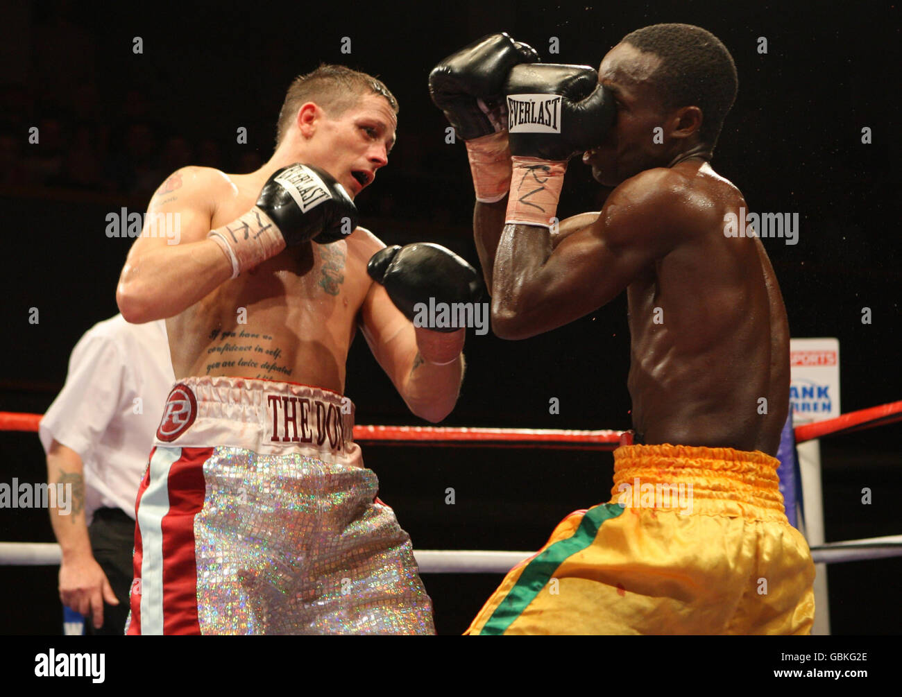 Boxing - Commonwealth Super-peso mosca titolo Bout - Don Broadhurst v Asamoah Wilson - Wolverhampton sala civica Foto Stock