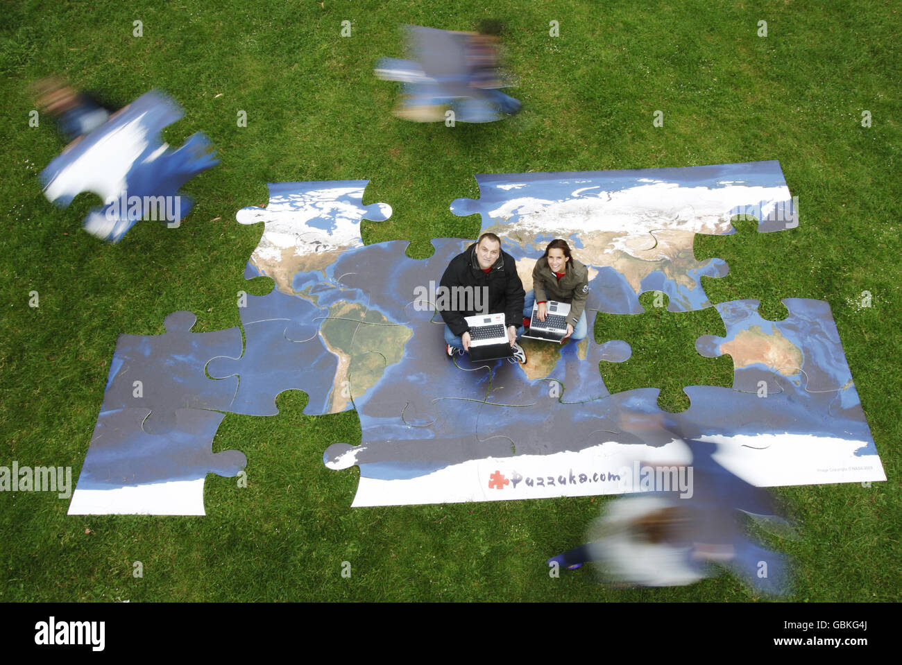 Puzzuka lancia un sito web Foto Stock
