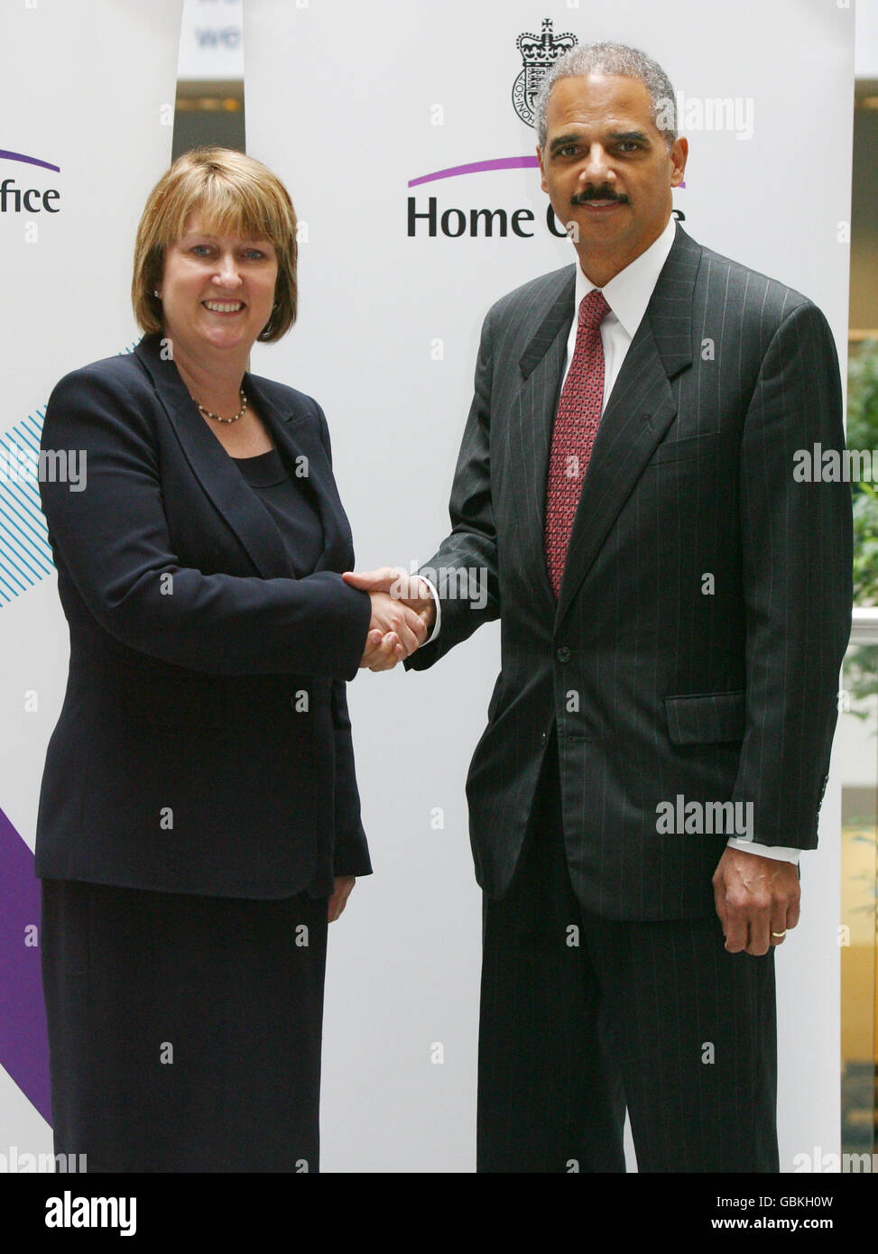 Il Segretario dell'Home Jacqui Smith incontra il nuovo Procuratore Generale degli Stati Uniti, Eric Holder, all'interno dell'Home Office nel centro di Londra. Foto Stock